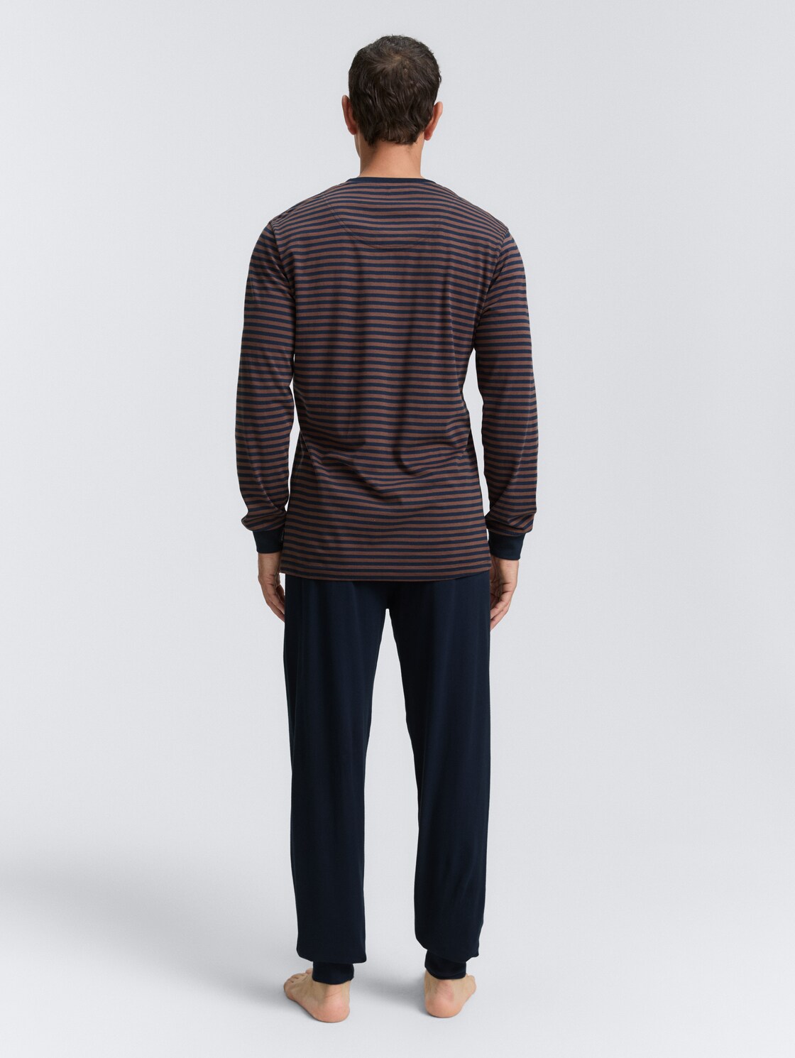 Pyjama-Set mit Streifenmuster - brown-dark-ringlet - Auschnitt Model-Rückansicht