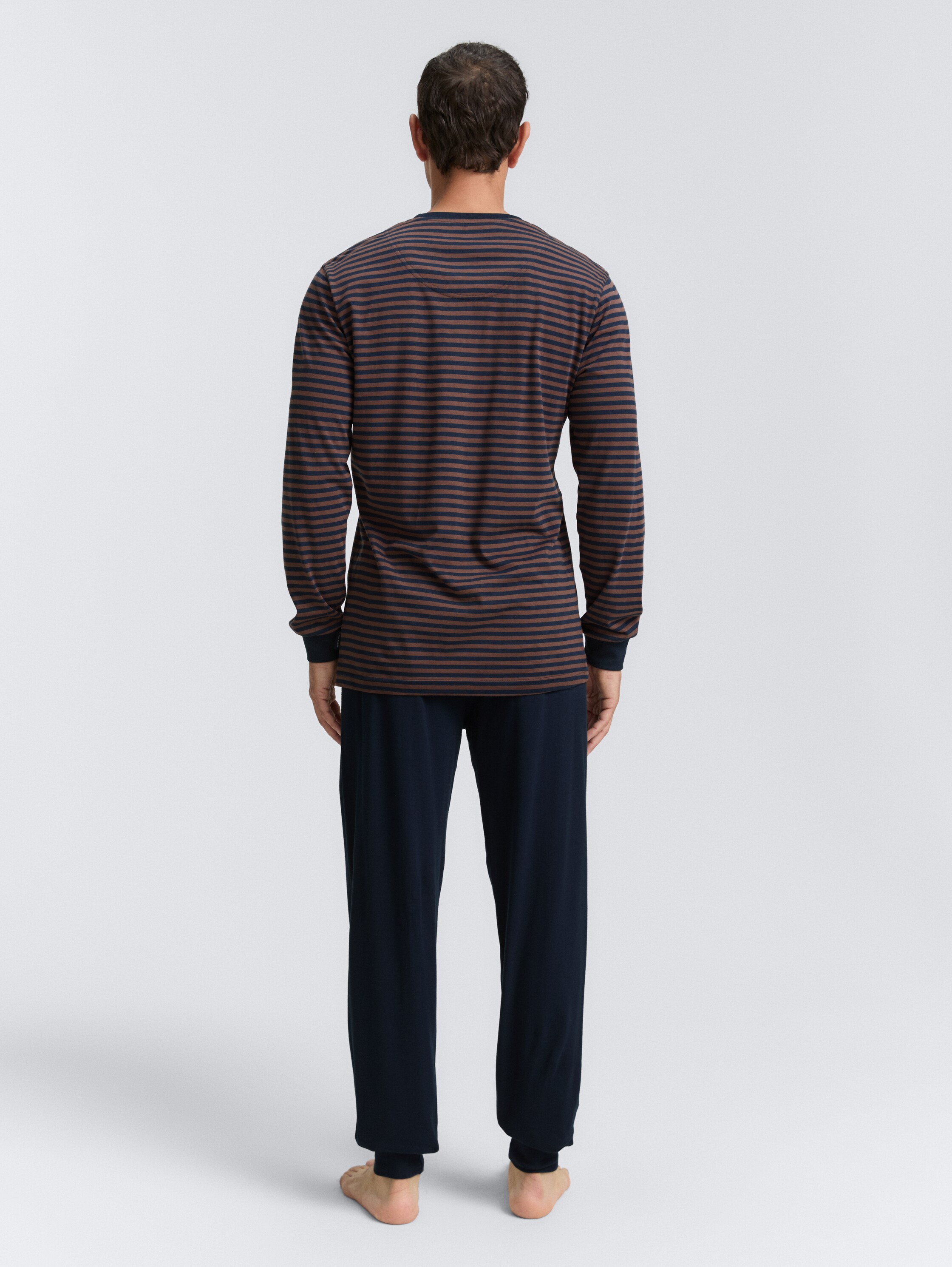 Pyjama-Set mit Streifenmuster - brown-dark-ringlet - Auschnitt Model-Rückansicht