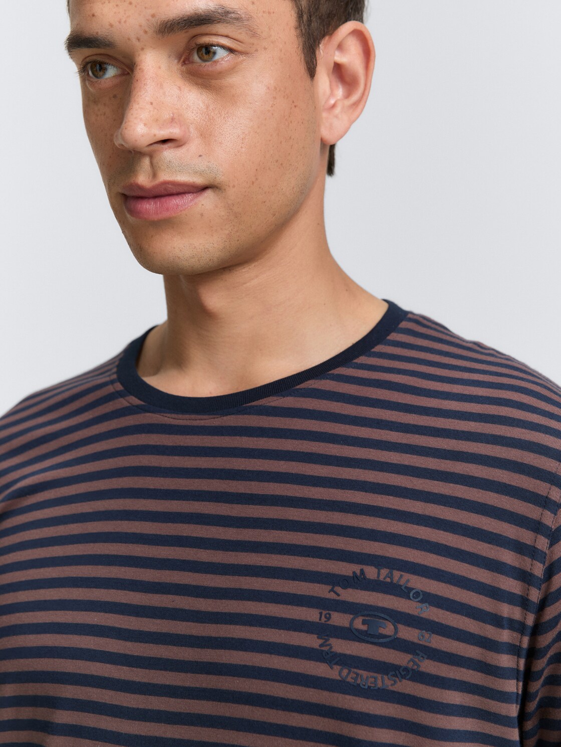 Pyjama-Set mit Streifenmuster - brown-dark-ringlet - Detail-Model-Ansicht