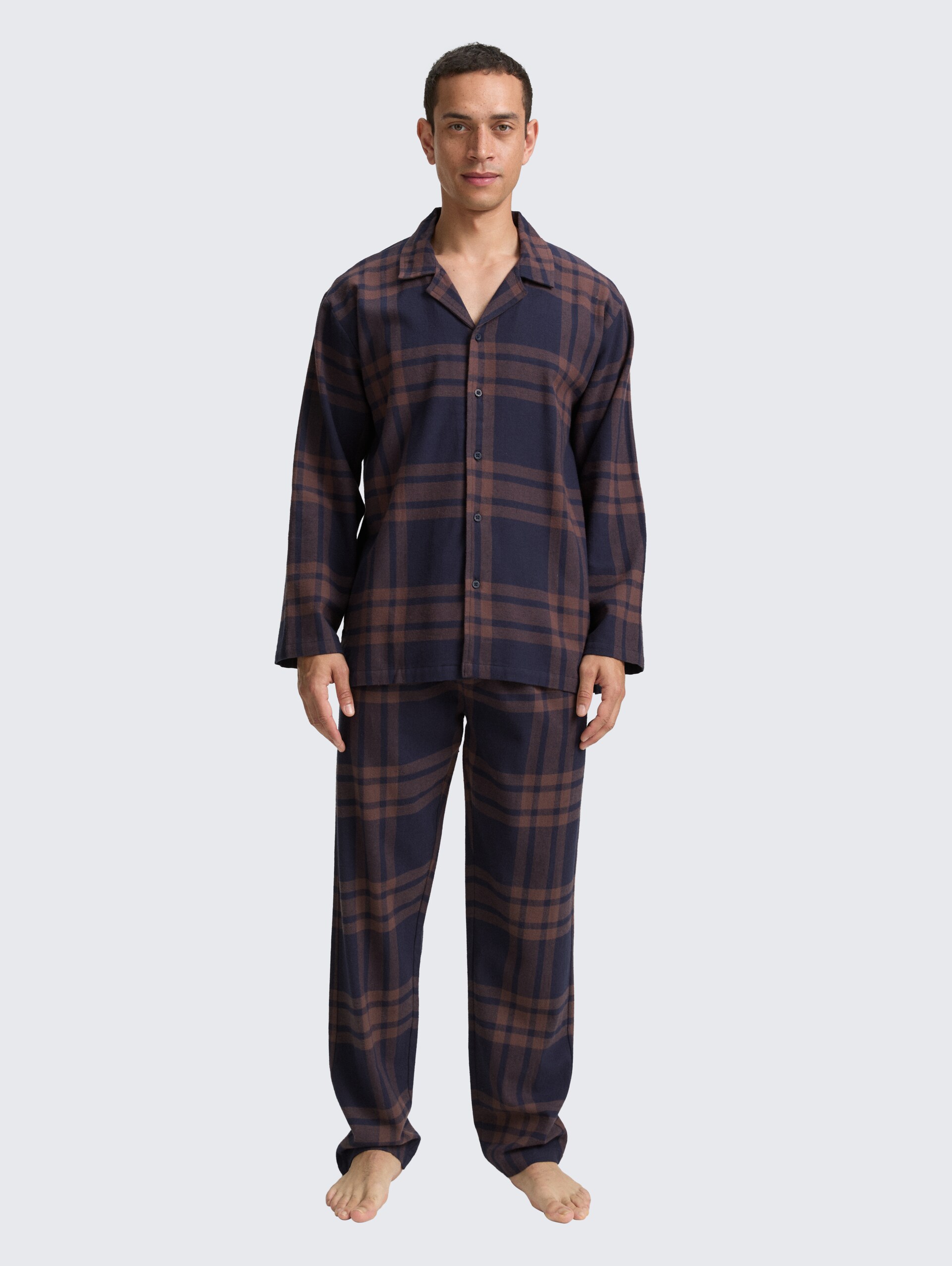 Pyjama-Set mit Karomuster - braun-dunkel-Karo - Model-Vorderansicht
