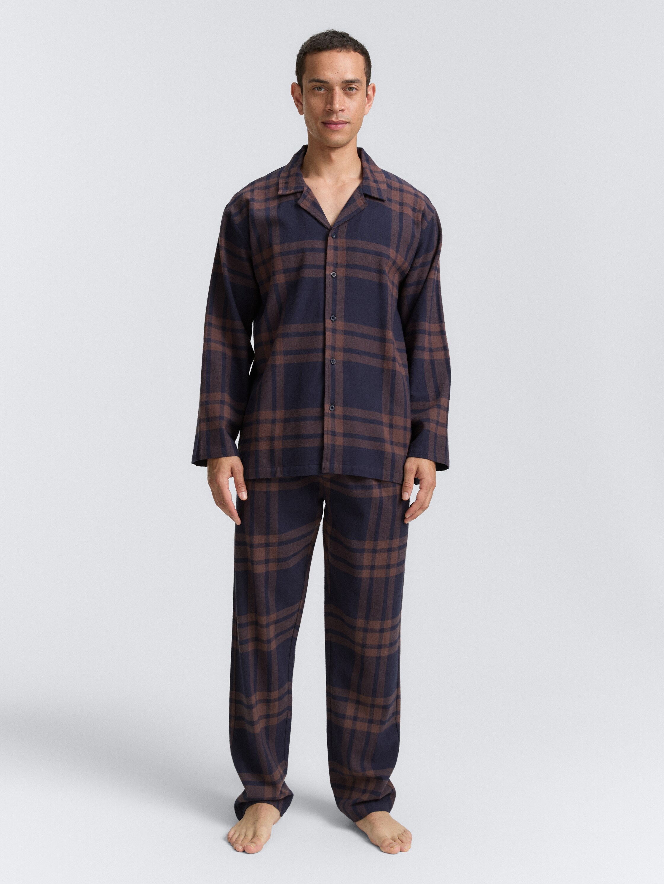 Pyjama set with checked pattern - braun-dunkel-Karo - Model front view