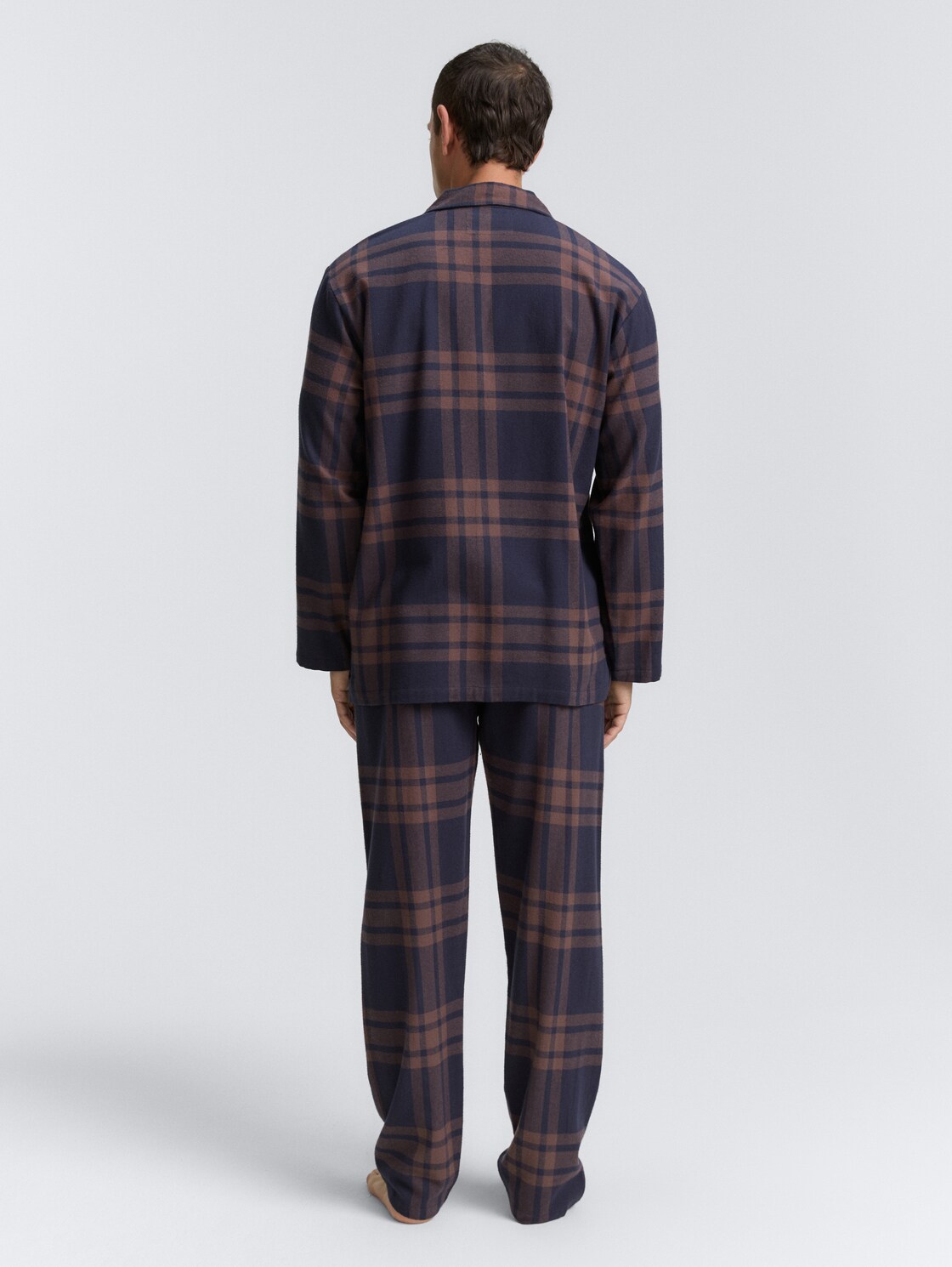 Pyjama-Set mit Karomuster - braun-dunkel-Karo - Auschnitt Model-Rückansicht