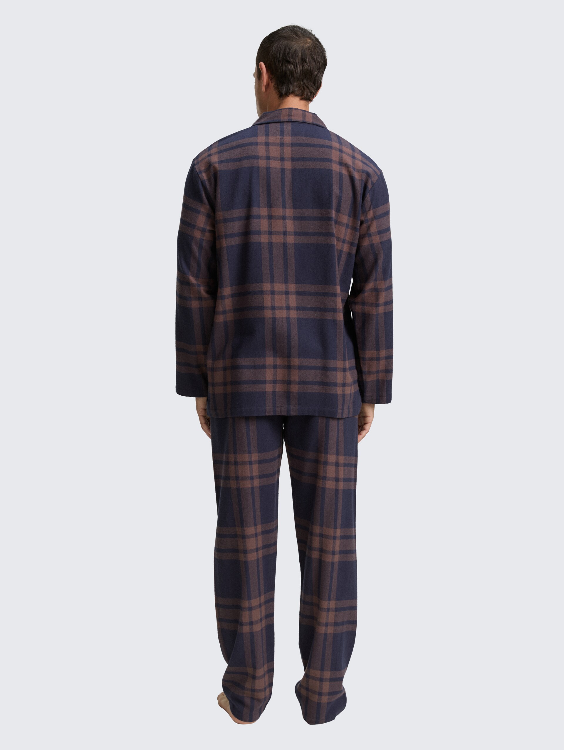 Pyjama-Set mit Karomuster - braun-dunkel-Karo - Auschnitt Model-Rückansicht