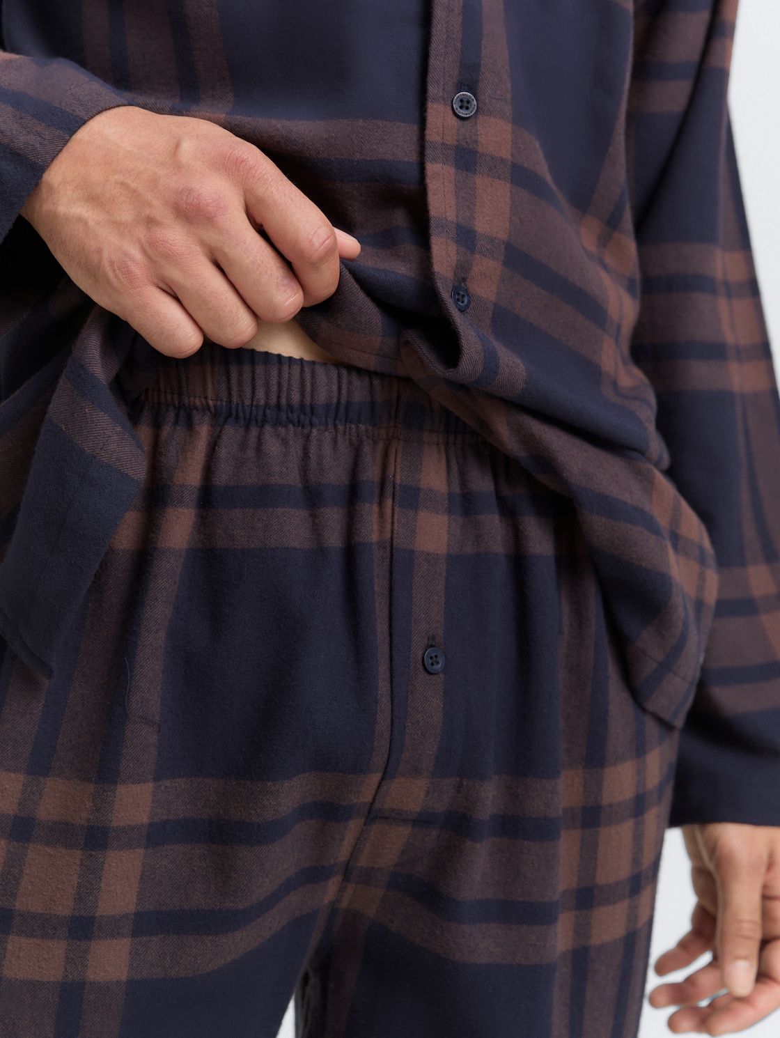 Pyjama-Set mit Karomuster - braun-dunkel-Karo - Detail-Model-Ansicht