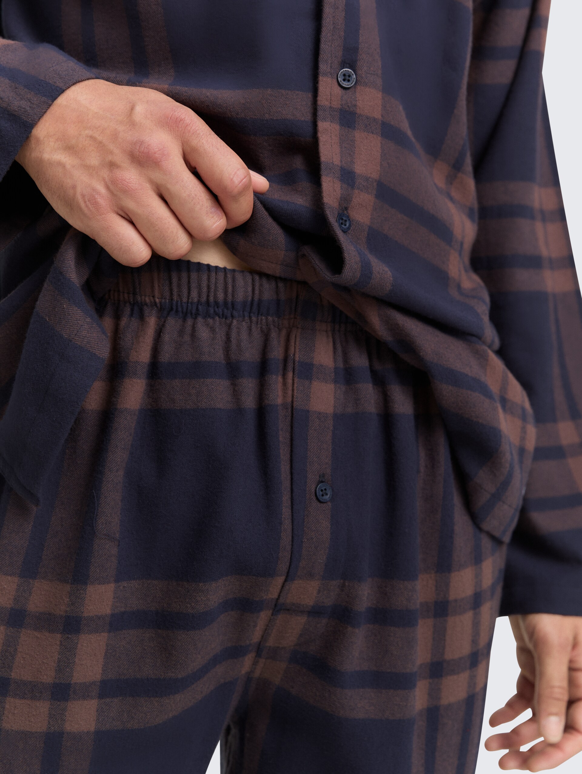 Pyjama-Set mit Karomuster - braun-dunkel-Karo - Detail-Model-Ansicht