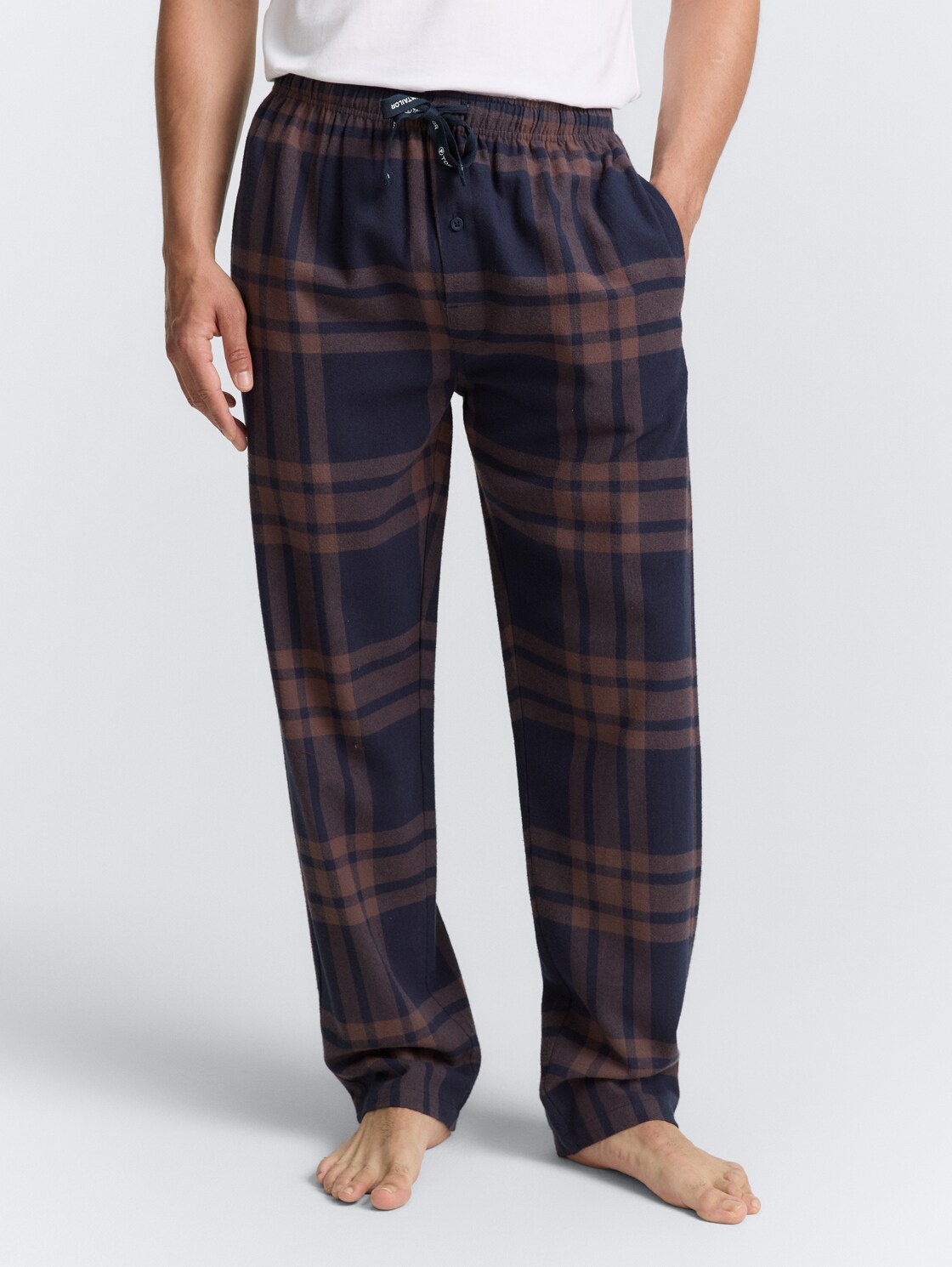 Pyjama-Hose mit Karomuster - braun-dunkel-Karo - Model-Vorderansicht