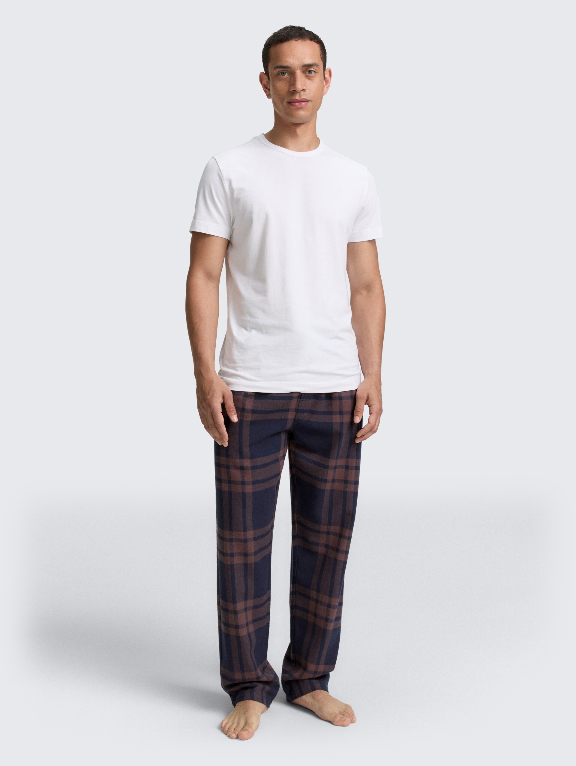 Pyjama-Hose mit Karomuster - braun-dunkel-Karo - Model-Vorderansicht