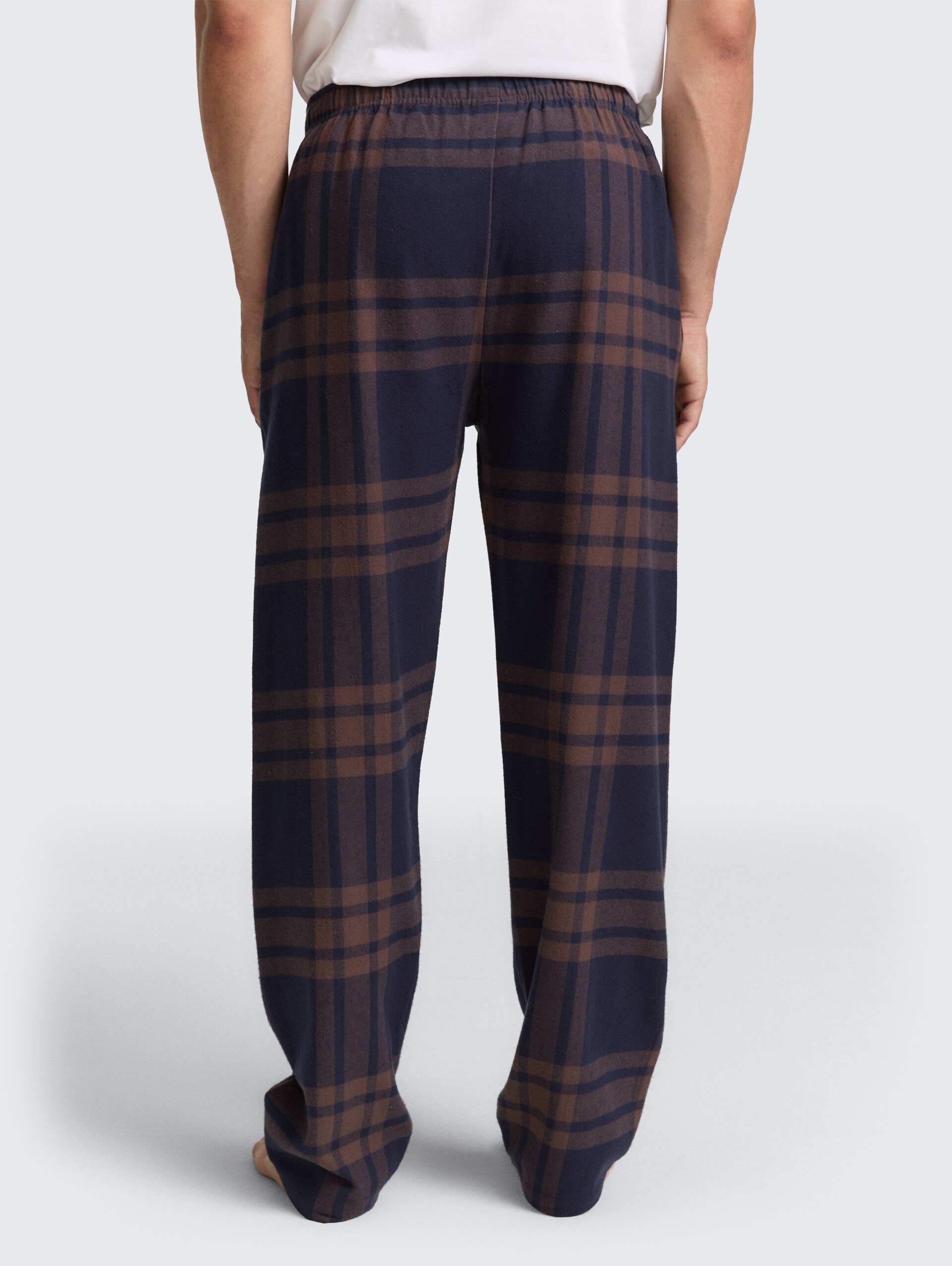 Pyjama-Hose mit Karomuster - braun-dunkel-Karo - Auschnitt Model-Rückansicht