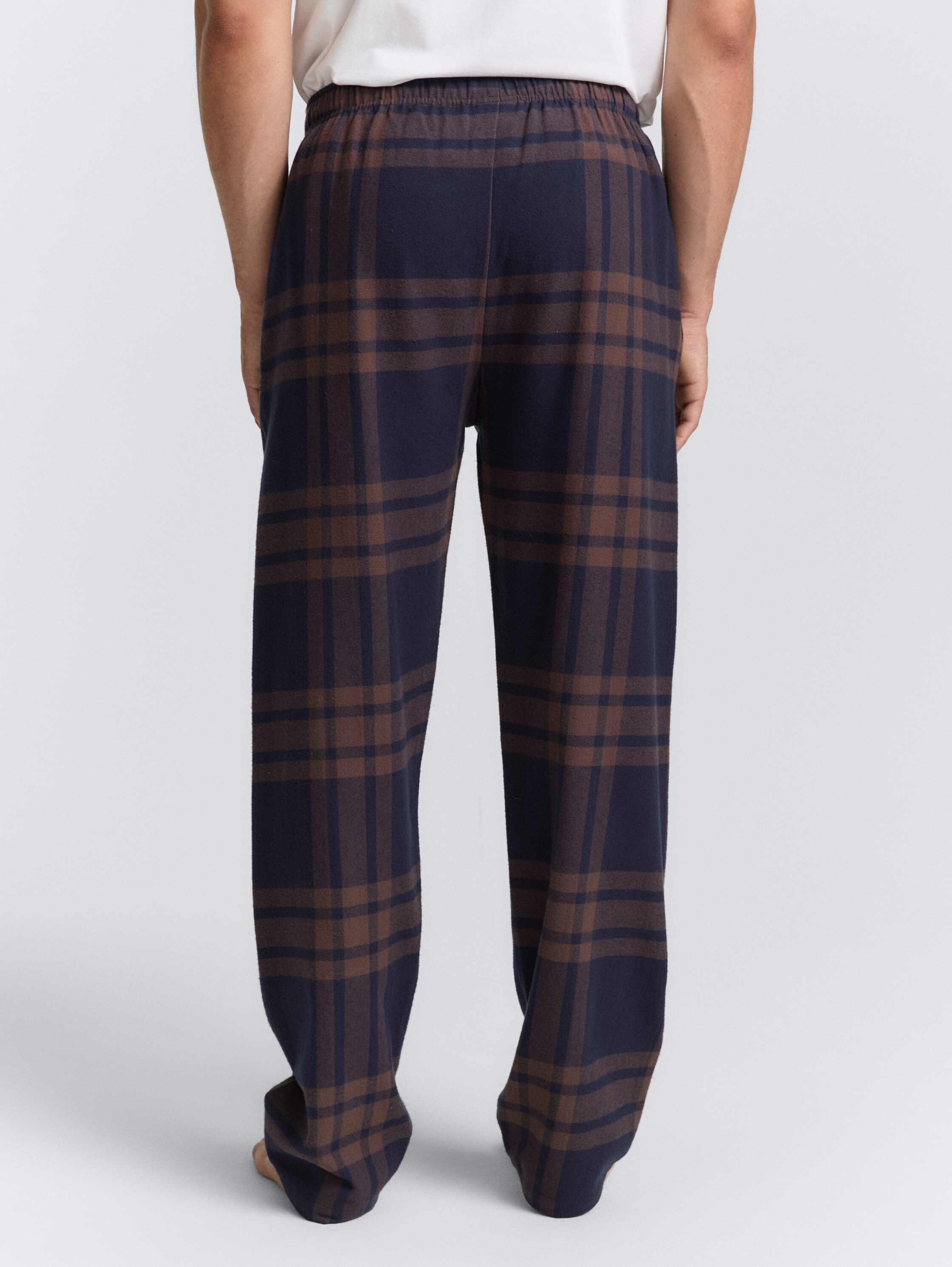 Pyjama-Hose mit Karomuster - braun-dunkel-Karo - Auschnitt Model-Rückansicht