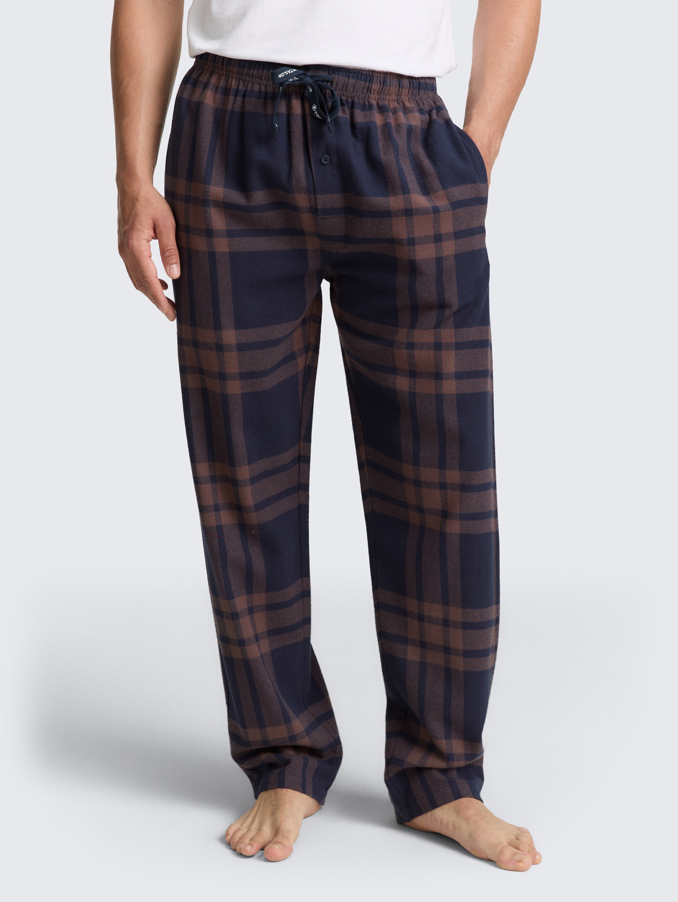 Pyjama-Hose mit Karomuster - braun-dunkel-Karo - Ausschnitt Model-Vorderansicht