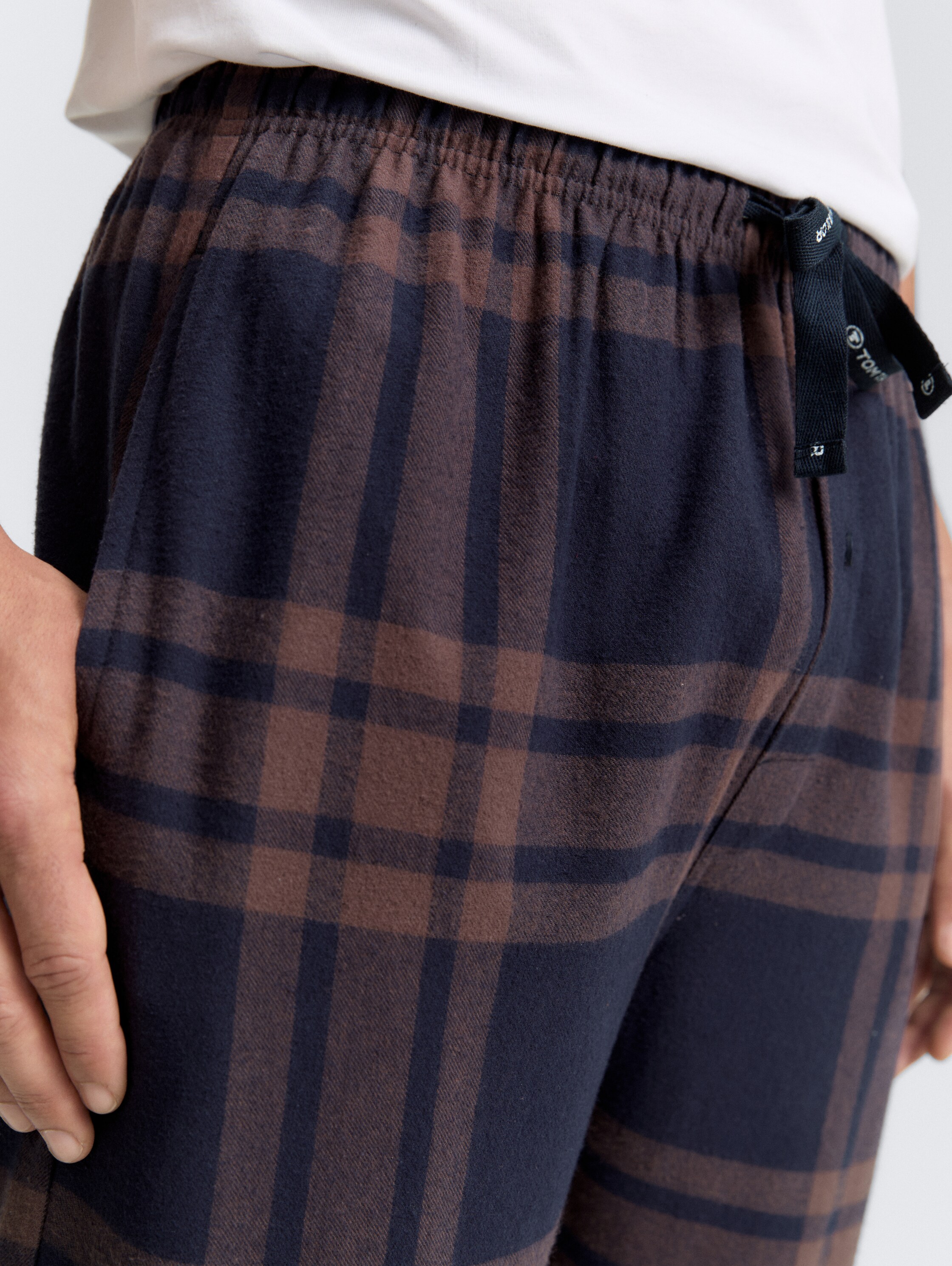 Pyjama-Hose mit Karomuster - braun-dunkel-Karo - Detail-Model-Ansicht