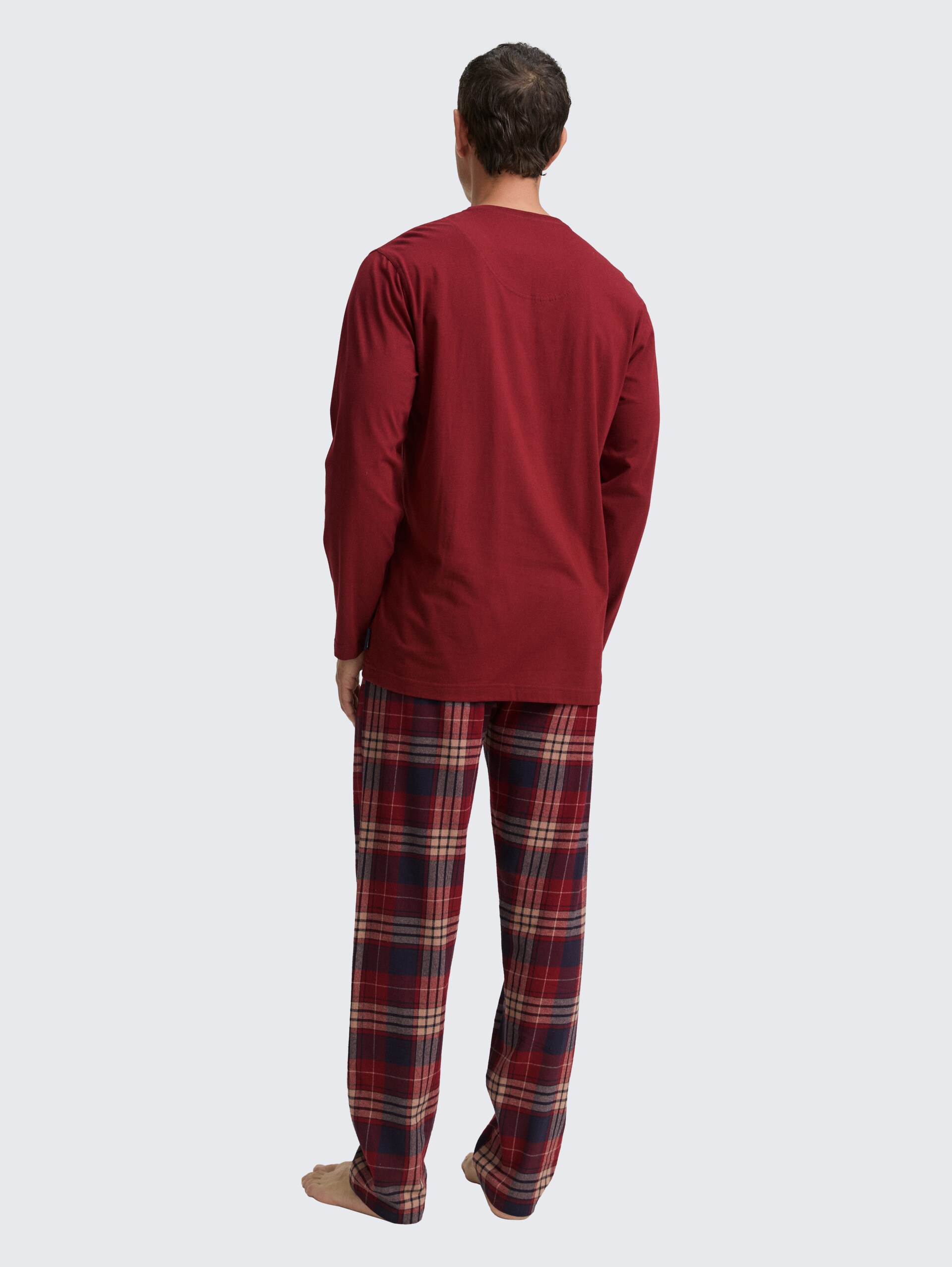 Pyjama-Set mit Karomuster - red-medium-check - Auschnitt Model-Rückansicht