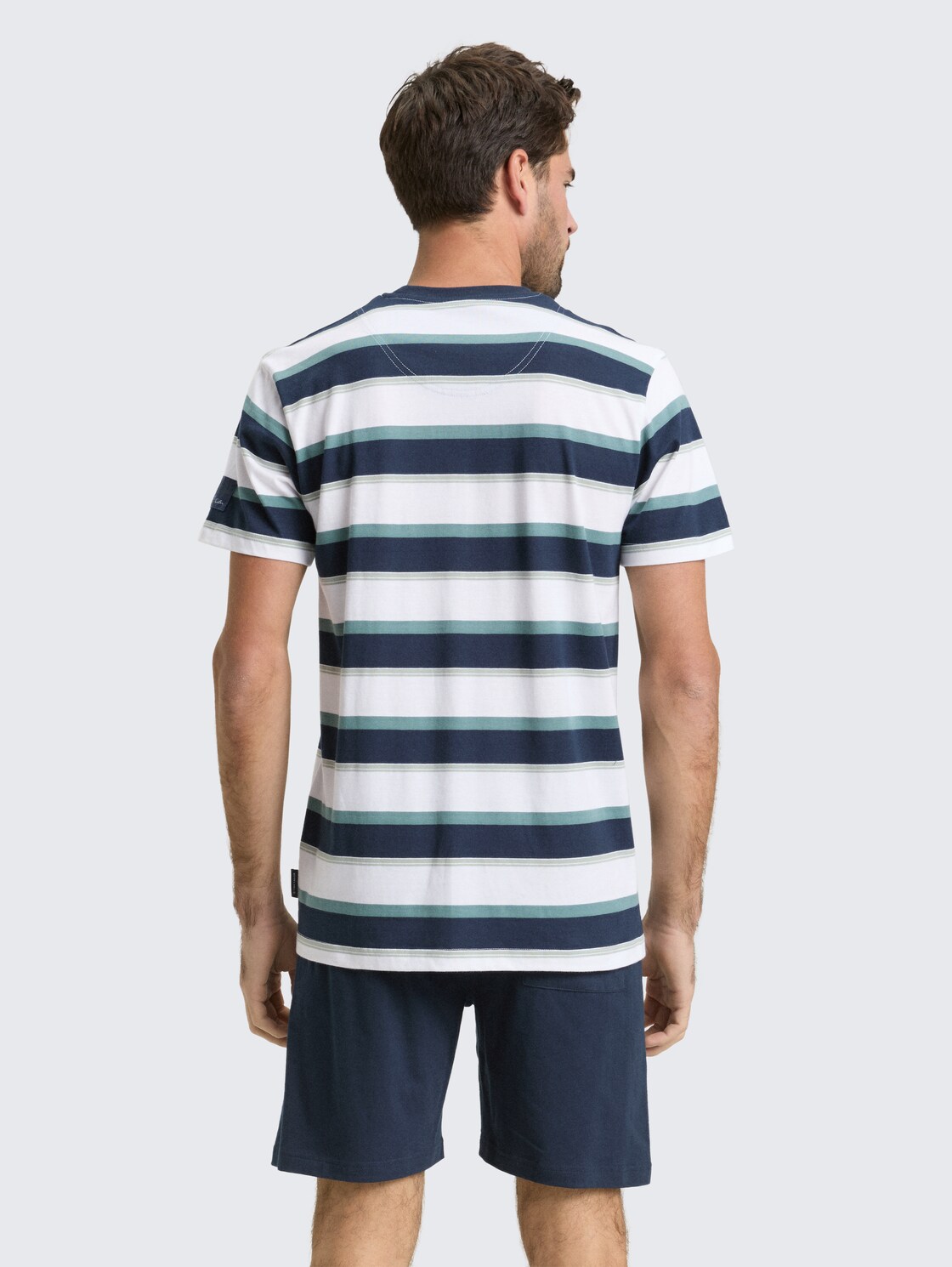 Pyjama-Set mit Streifenmuster - blue stripes - Auschnitt Model-Rückansicht