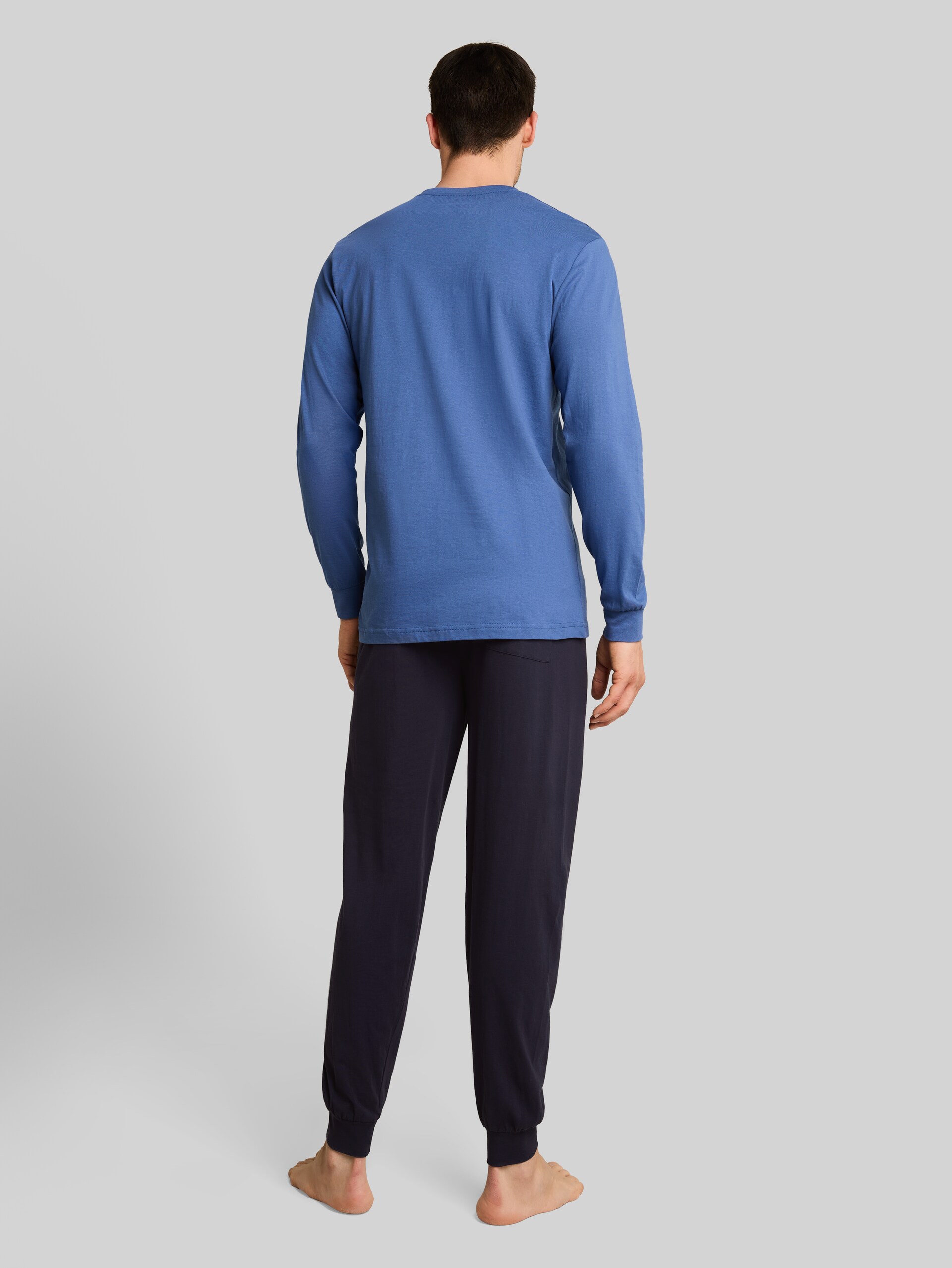 Pyjama-Set mit Logo-Print - blue-medium-solid - Auschnitt Model-Rückansicht
