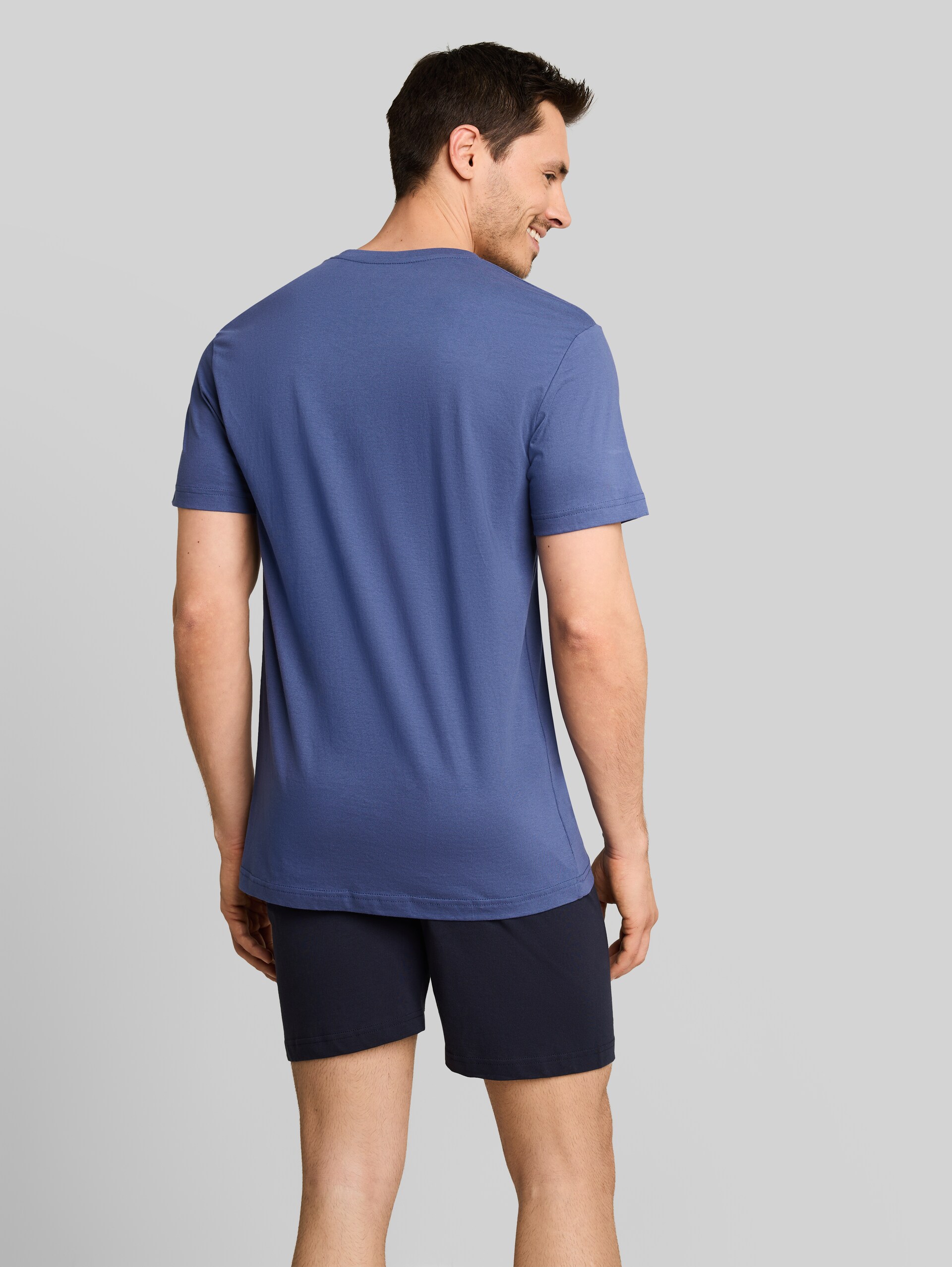 Pyjama-Set mit Logo-Print - blue-medium-solid - Auschnitt Model-Rückansicht