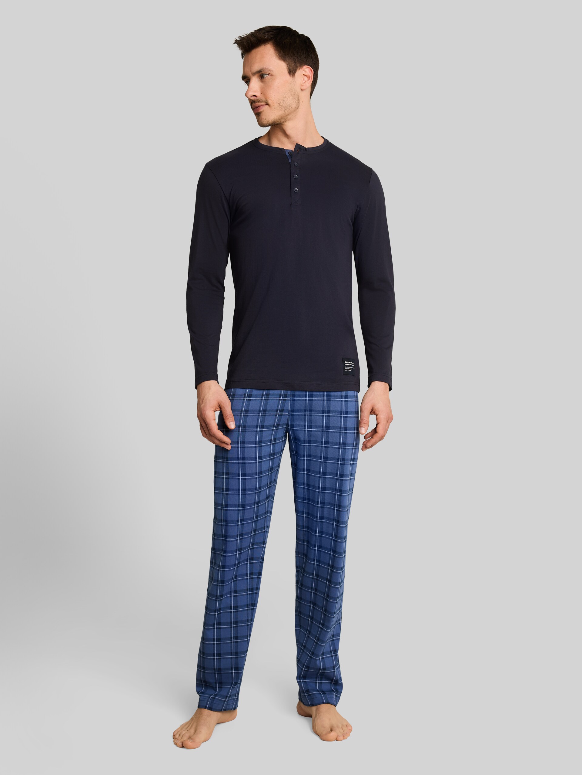 Pyjama-Set mit Karomuster - blue-medium-check - Model-Vorderansicht