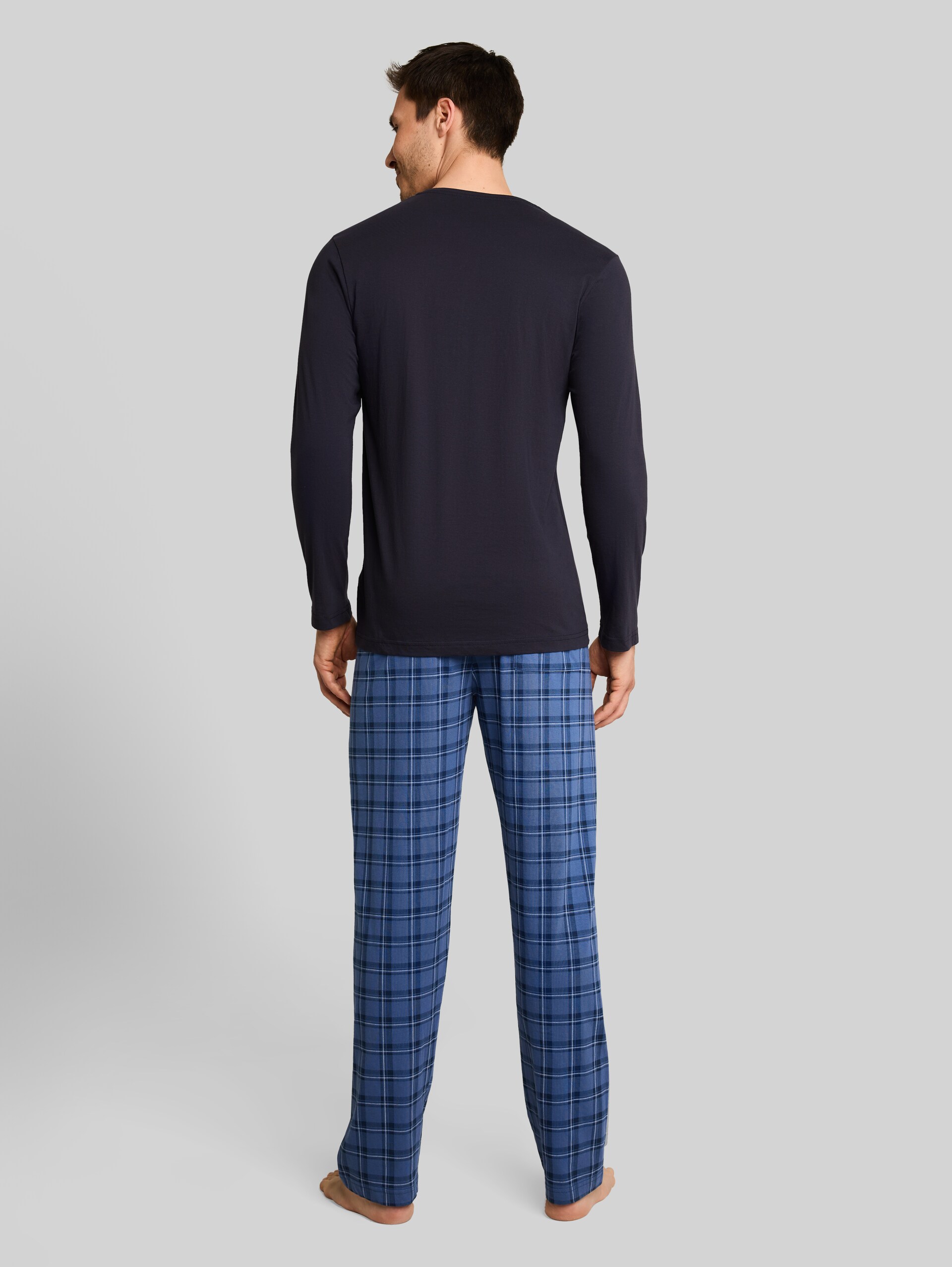 Pyjama-Set mit Karomuster - blue-medium-check - Auschnitt Model-Rückansicht