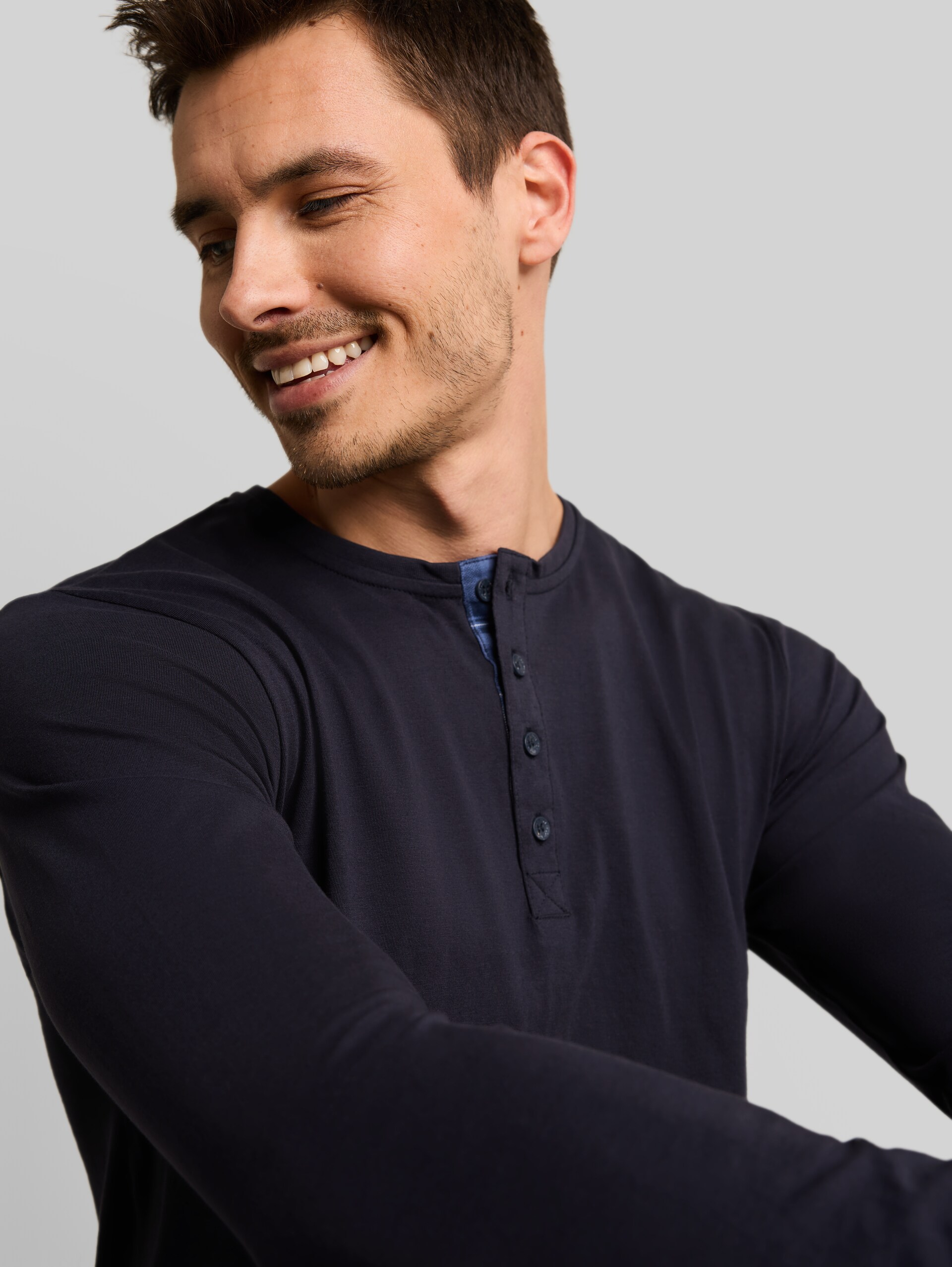 Pyjama-Set mit Karomuster - blue-medium-check - Detail-Model-Ansicht