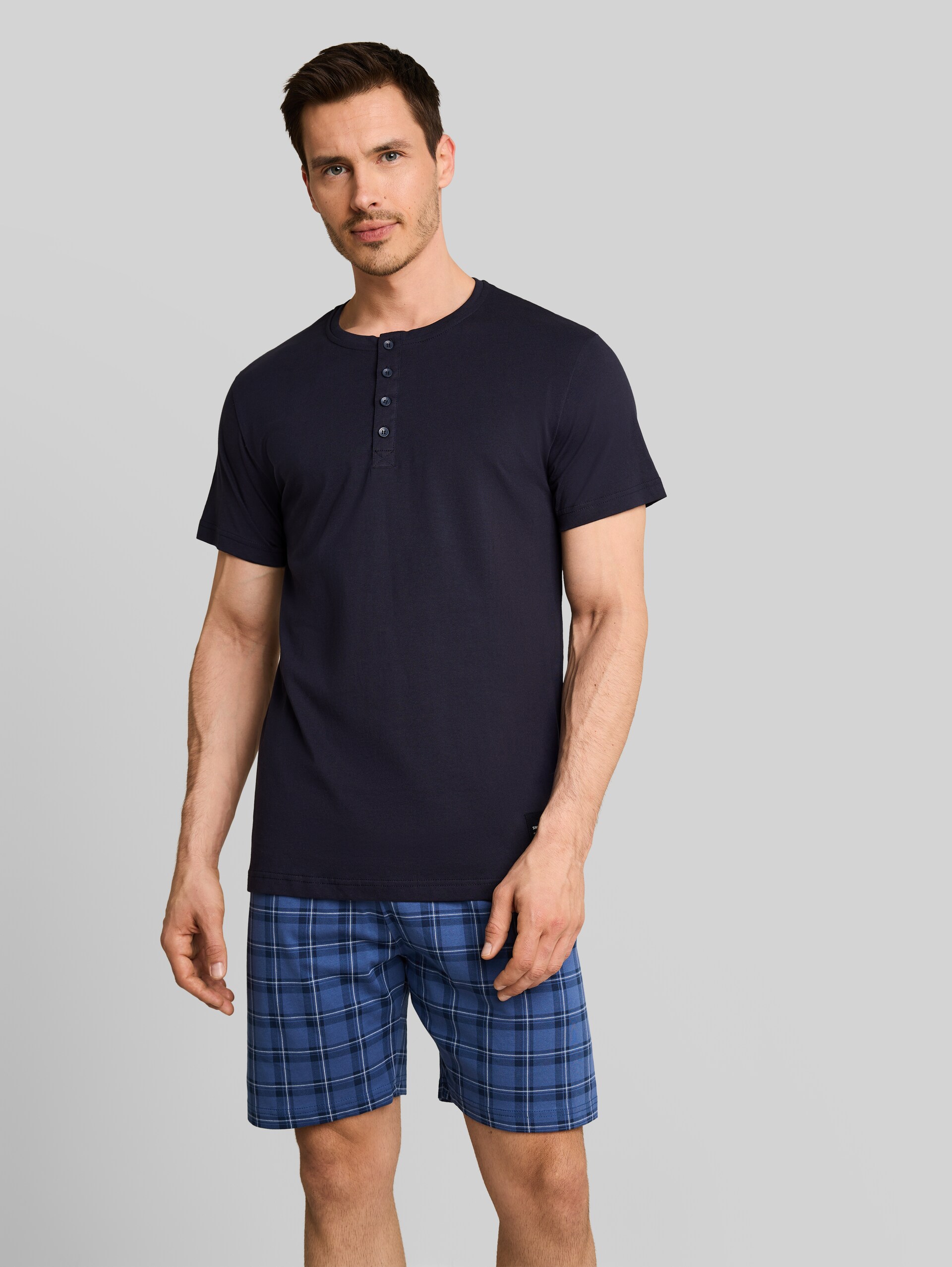 Pyjama-Set mit Karomuster - blue-medium-check - Model-Vorderansicht