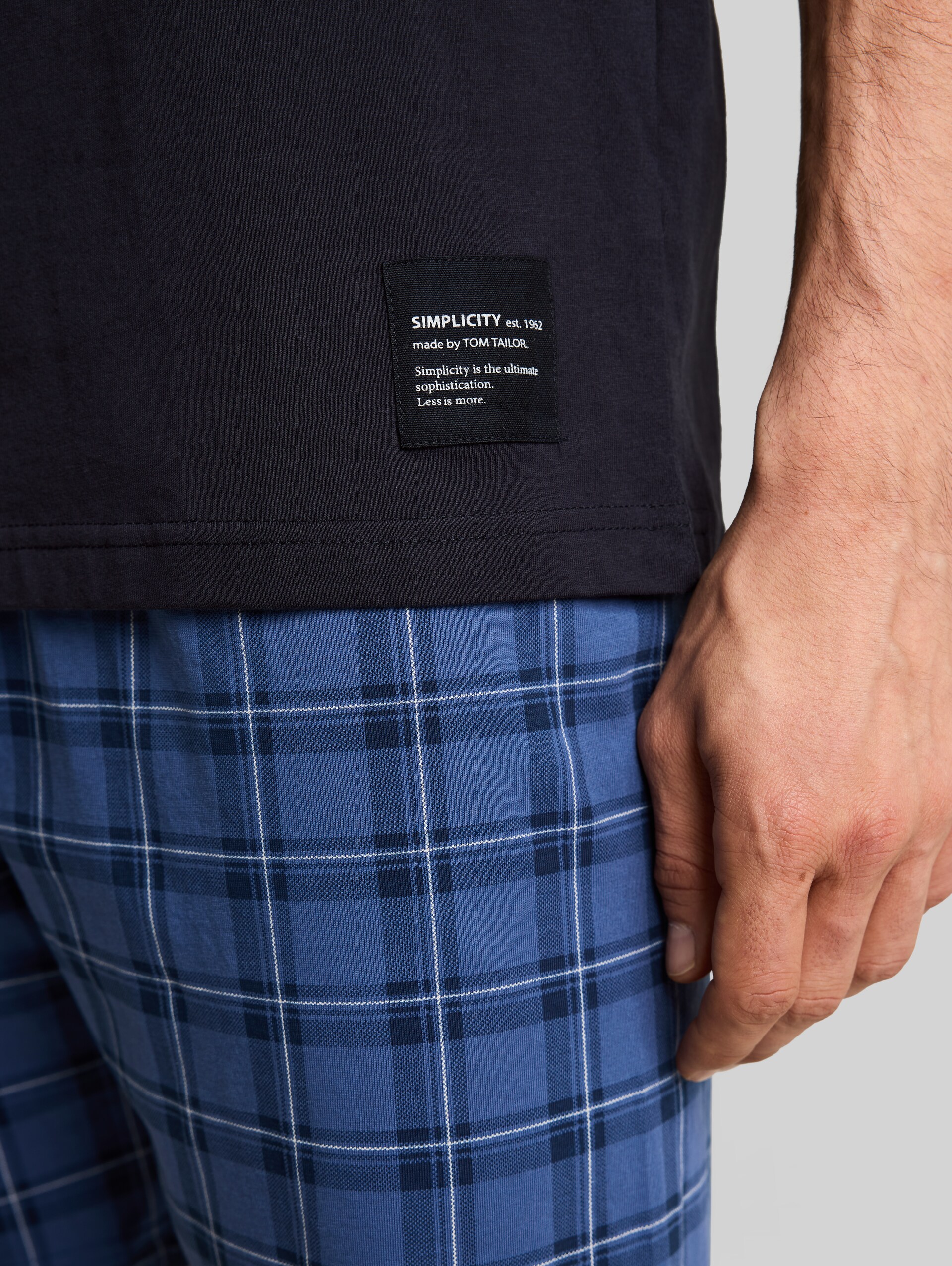 Pyjama-Set mit Karomuster - blue-medium-check - Detail-Model-Ansicht