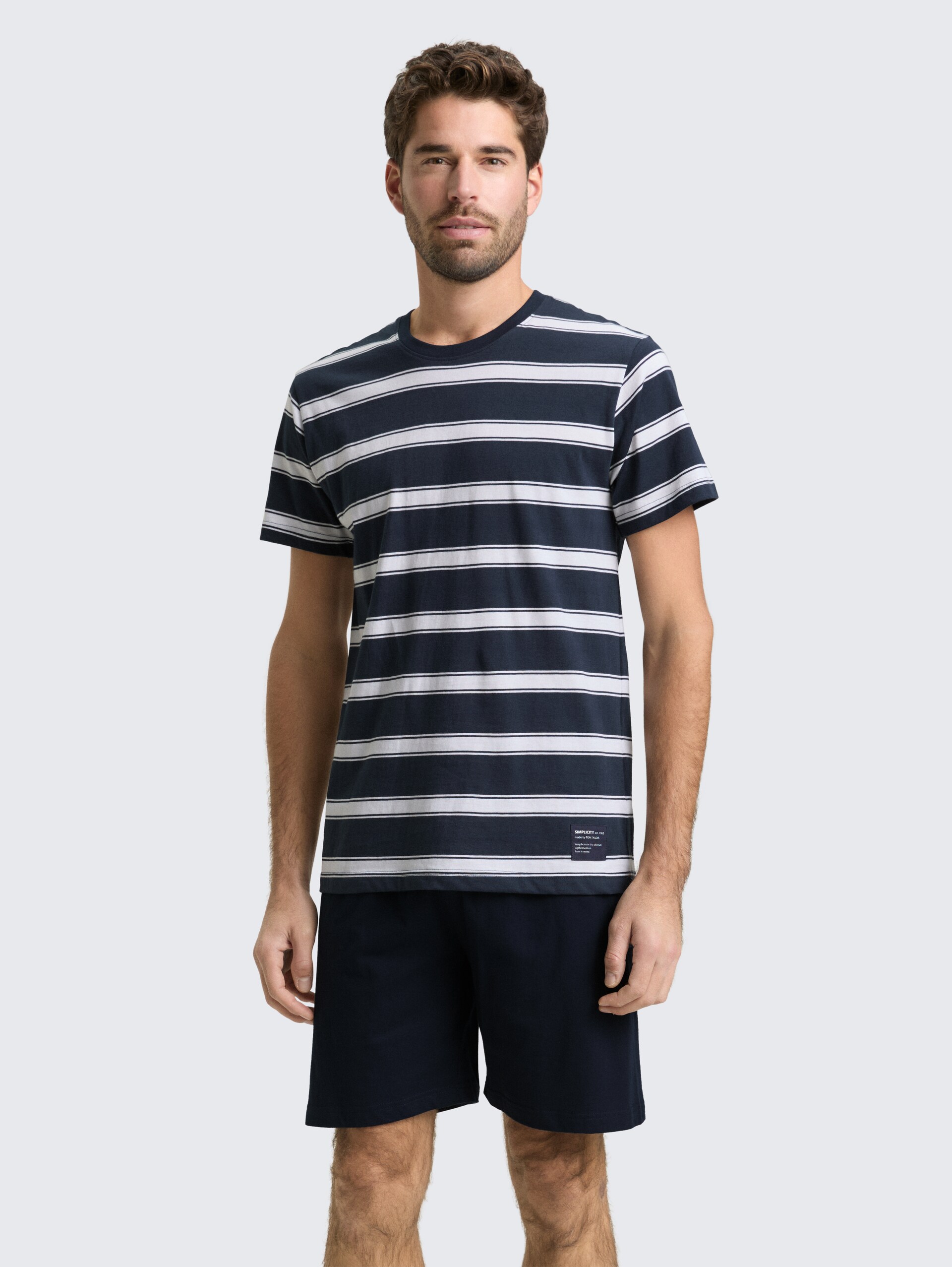 Pyjamaset met gestreept patroon - blue stripe - Nek model vooraanzicht