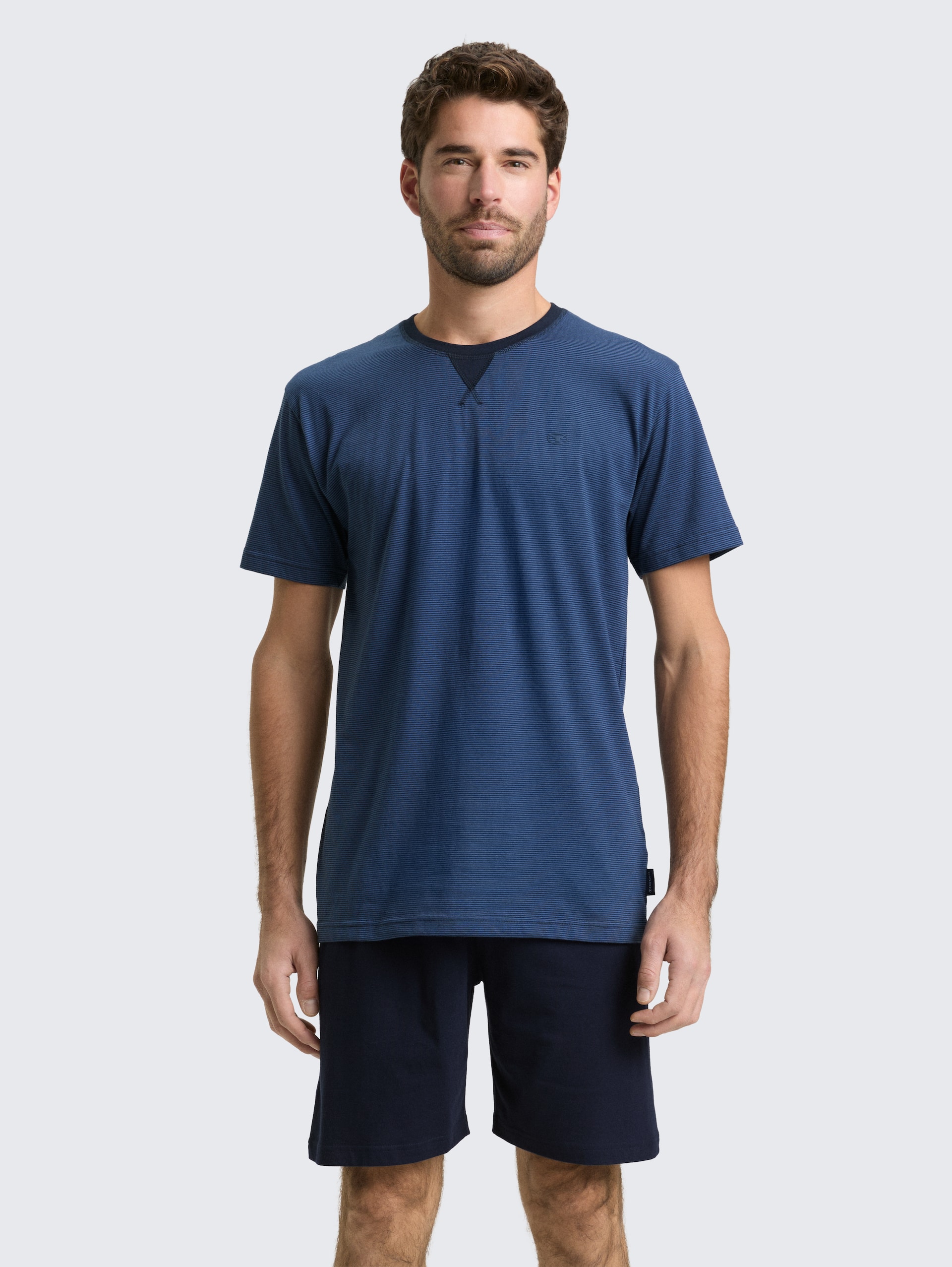 Pyjamaset met gestreept patroon - blue stripe - Nek model vooraanzicht