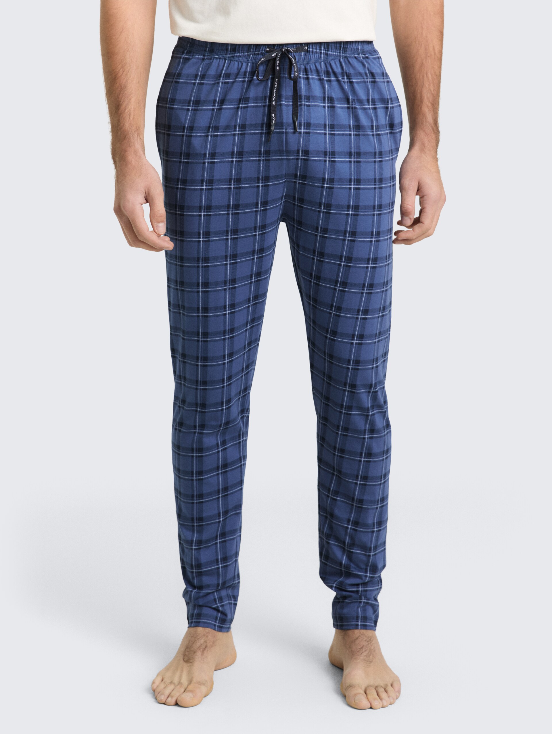 Pyjama-Hose aus Baumwolle - blue-medium-check - Model-Vorderansicht