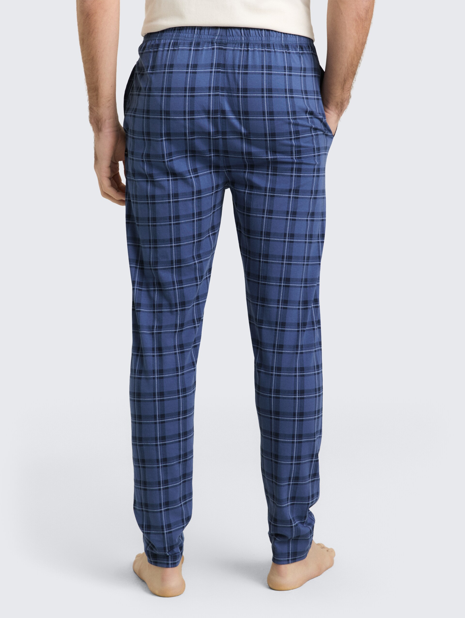 Pyjama-Hose aus Baumwolle - blue-medium-check - Auschnitt Model-Rückansicht