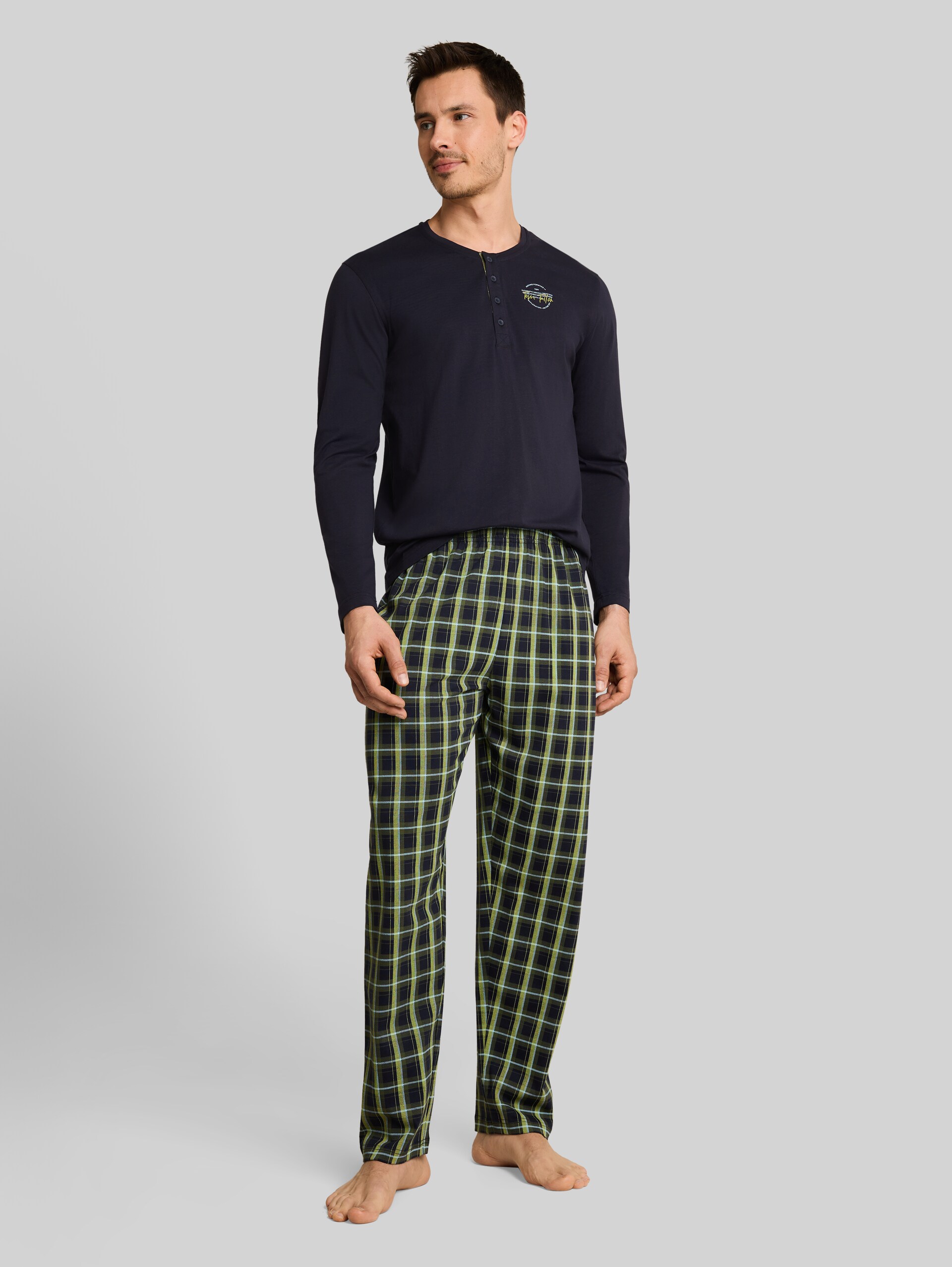 Pyjamaset met ruitjespatroon - green-dark-check - Model vooraanzicht