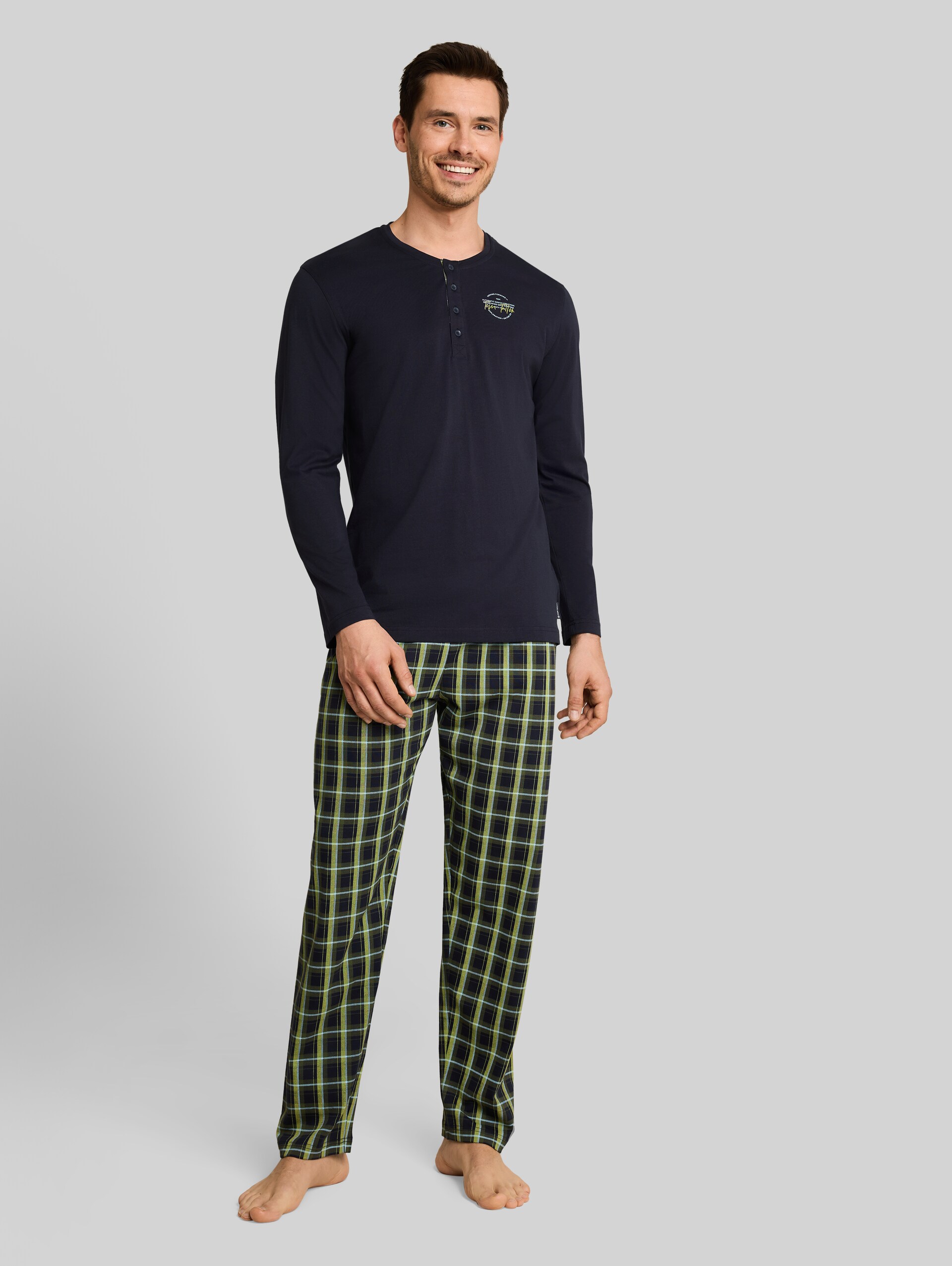 Pyjamaset met ruitjespatroon - green-dark-check - Nek model vooraanzicht