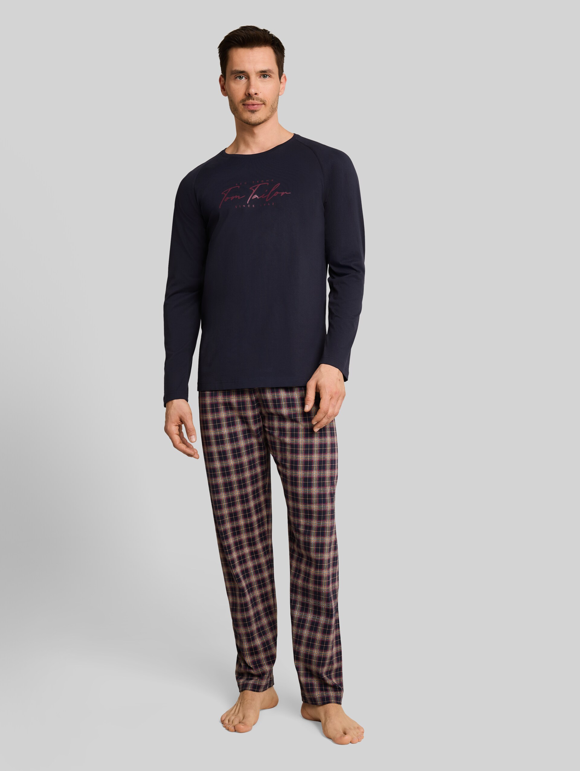 Pyjamaset met ruitjespatroon en logoprint - blue-dark-check - Nek model vooraanzicht
