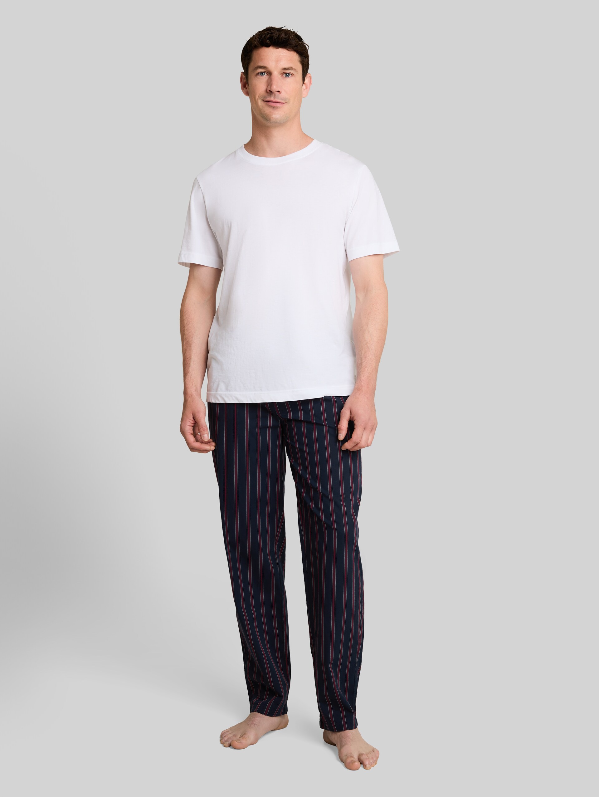 Pyjama-Hose aus Baumwolle - red-dark-stripes - Model-Vorderansicht