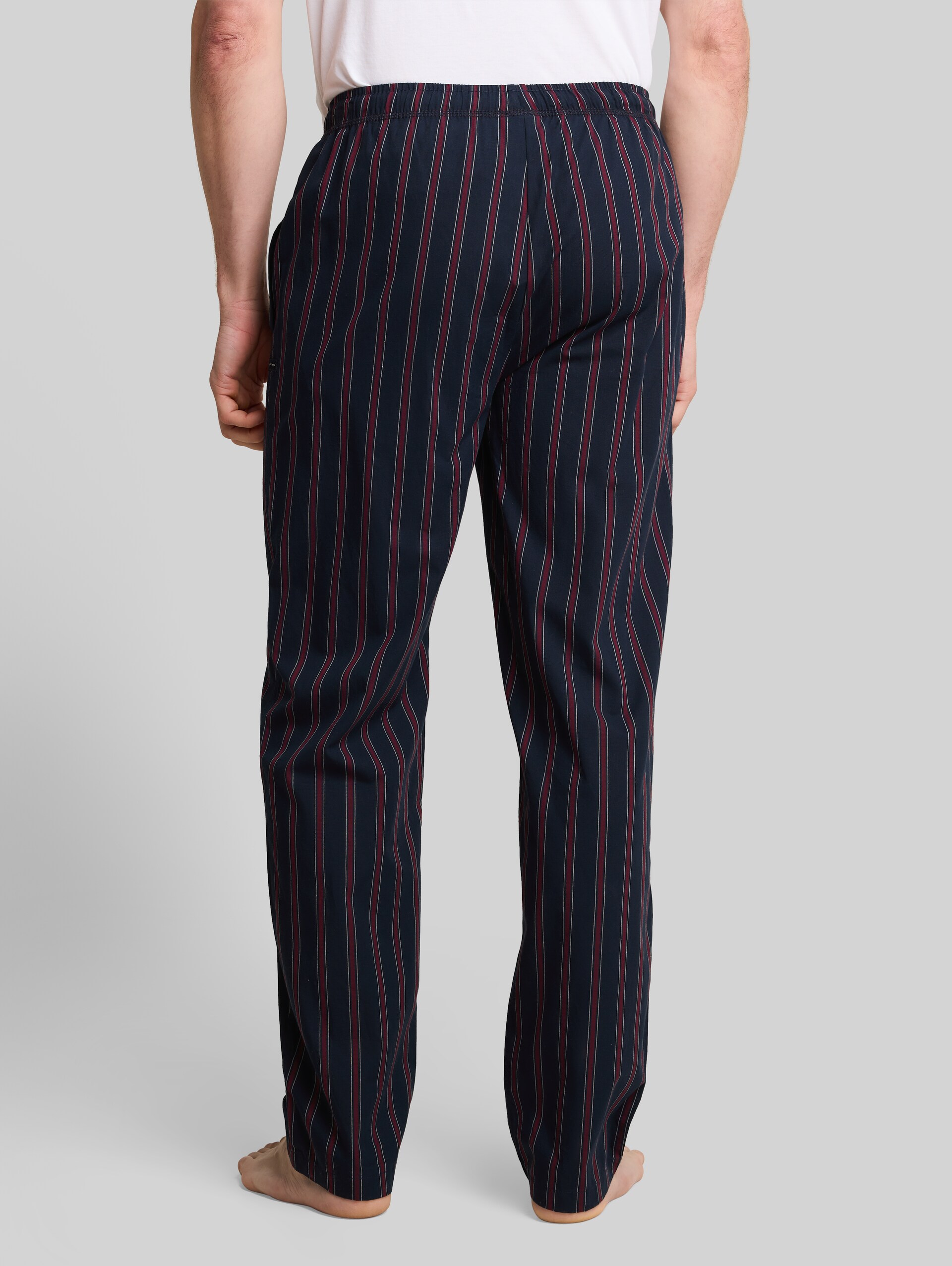 Pyjama-Hose aus Baumwolle - red-dark-stripes - Auschnitt Model-Rückansicht