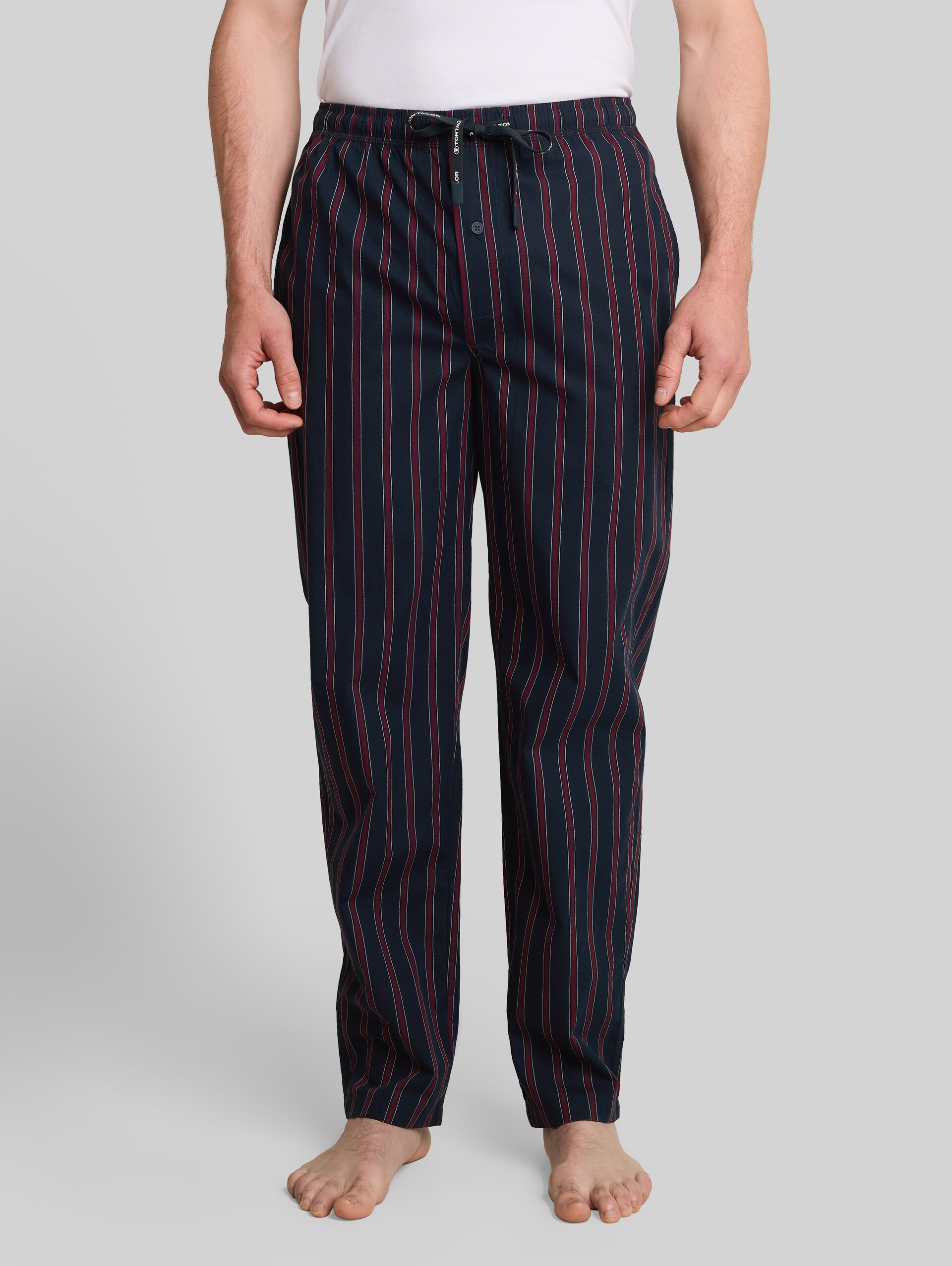 Pyjama-Hose aus Baumwolle - red-dark-stripes - Ausschnitt Model-Vorderansicht