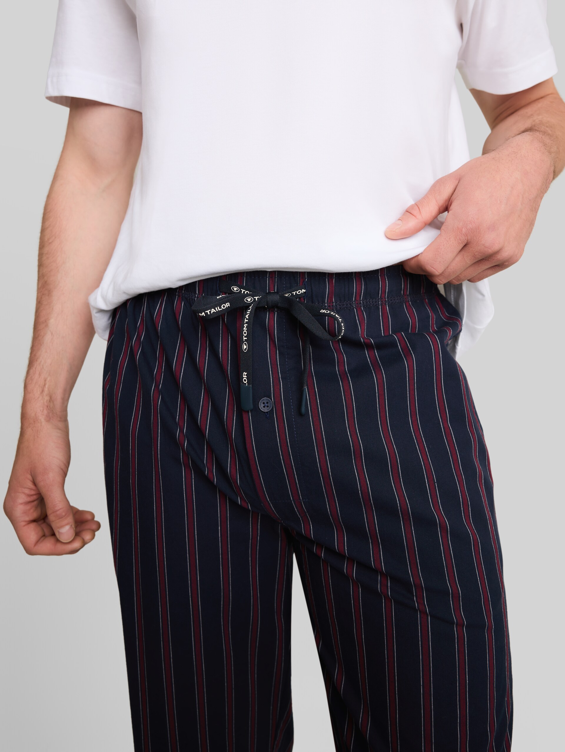 Pyjama-Hose aus Baumwolle - red-dark-stripes - Detail-Model-Ansicht