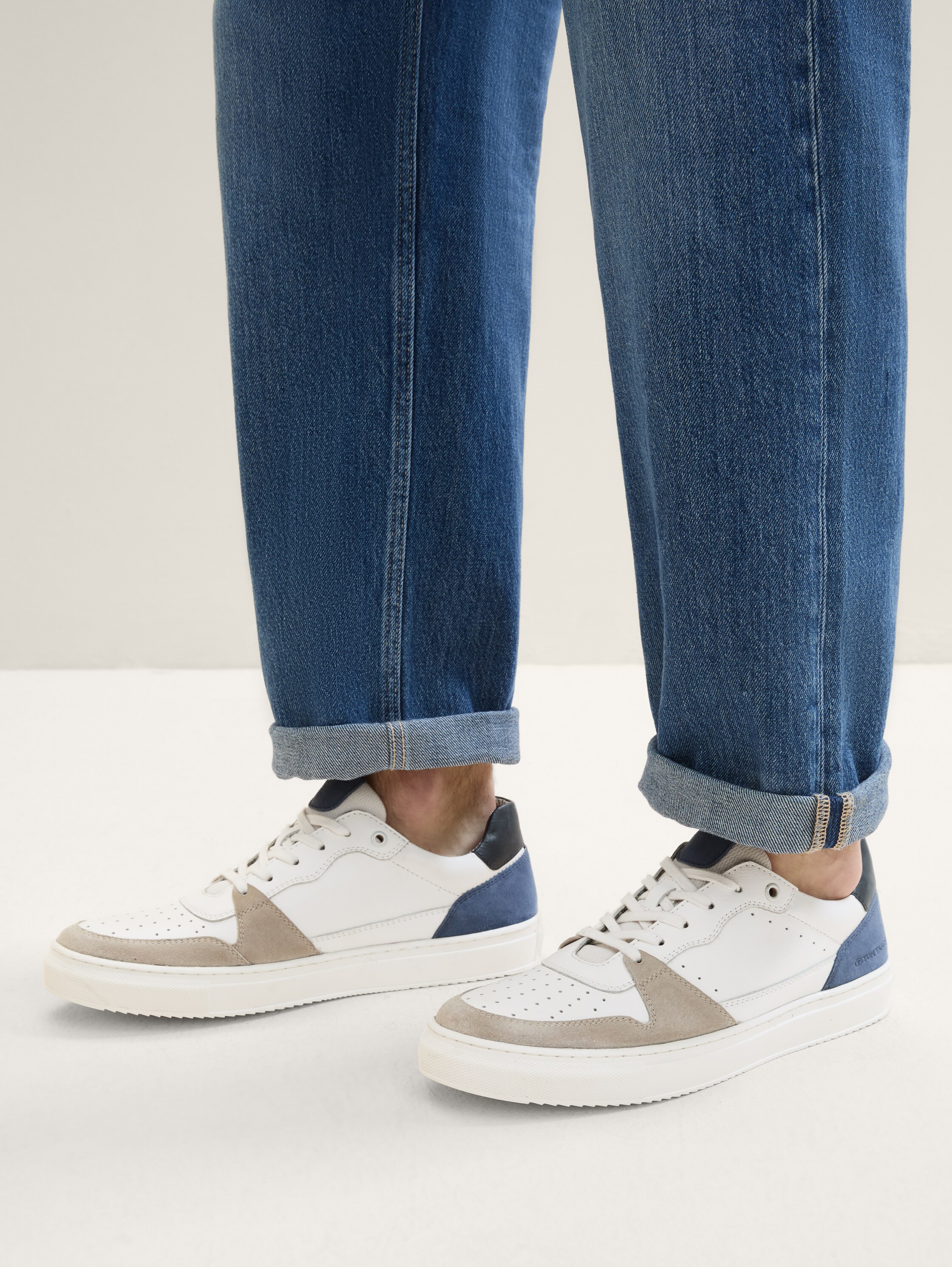 Sneaker aus Leder - whitenavy - 