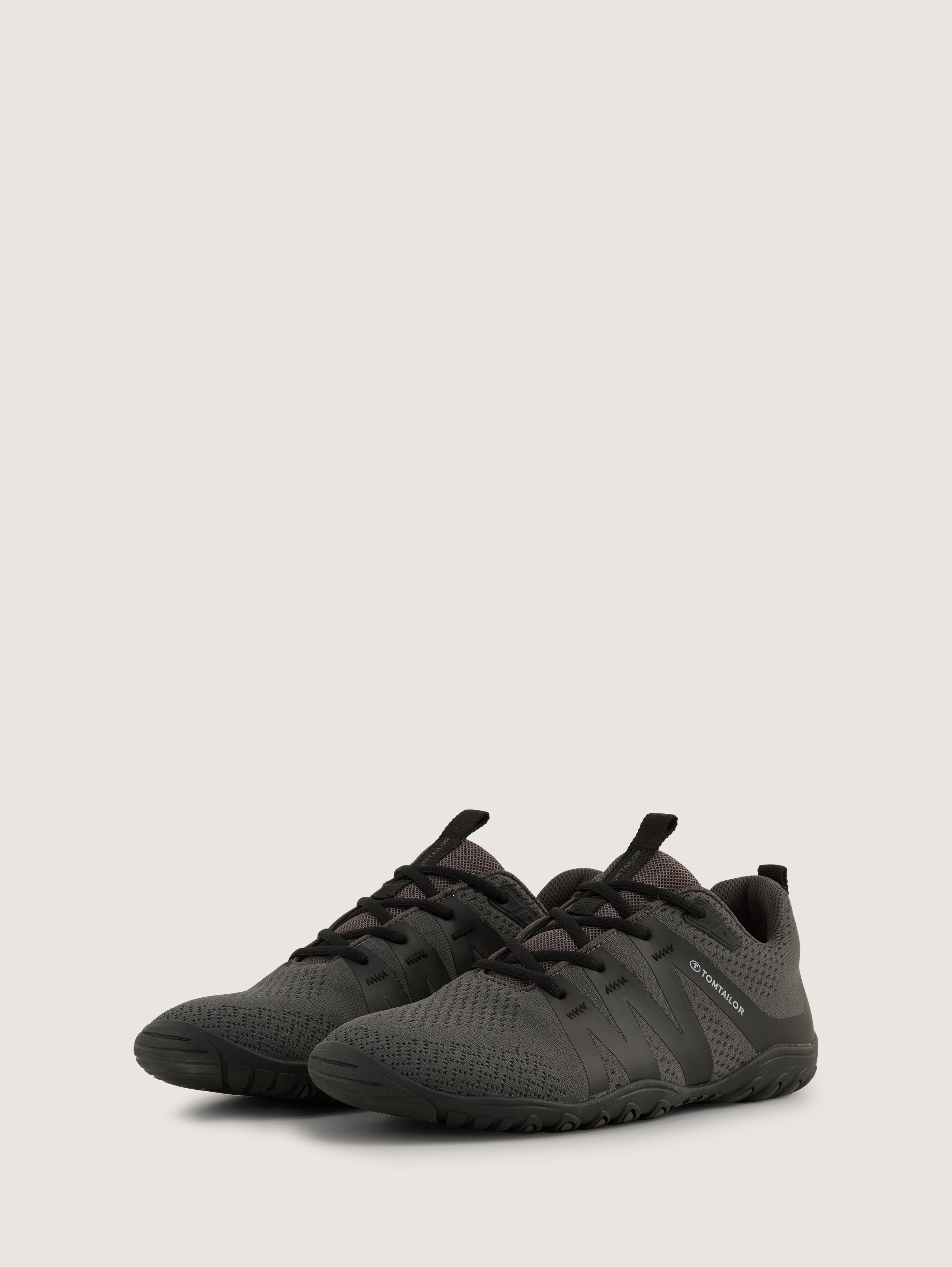 Leichte Schlupf-Sneaker mit Mesh von Men, coal
