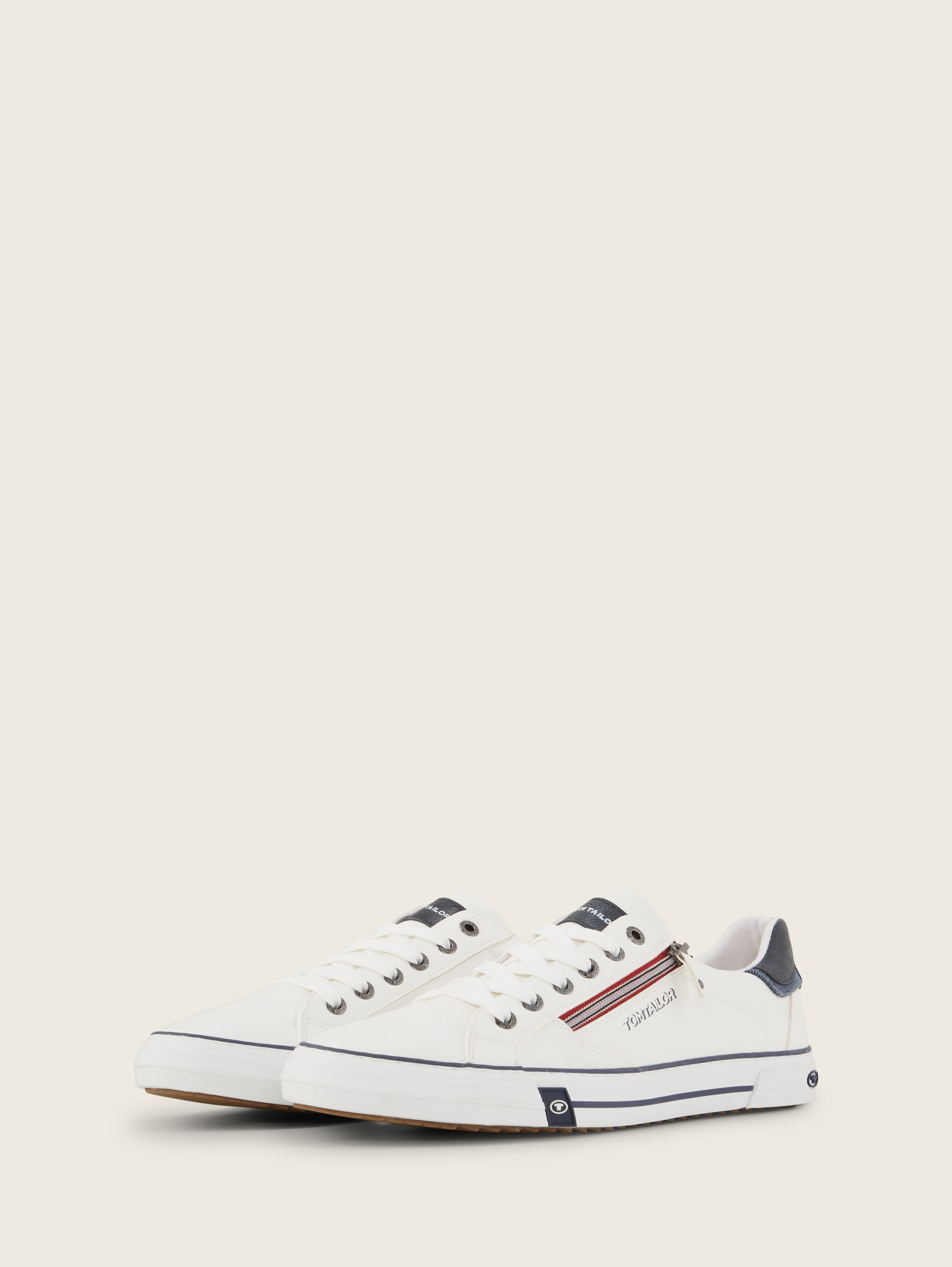 Sneaker aus Kunstleder - white - seitliche Produkt-Ansicht