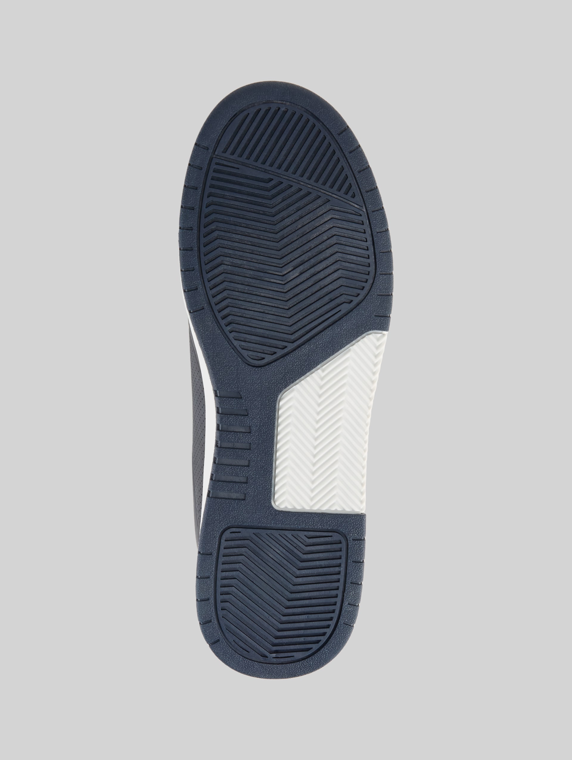 Trainers met geperforeerd patroon op de neus - navy - Productaanzicht zool 