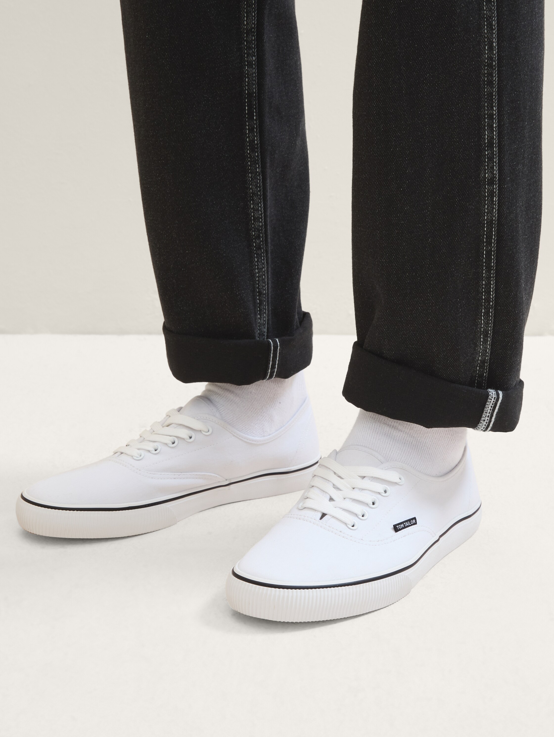 Basic Sneaker - 0