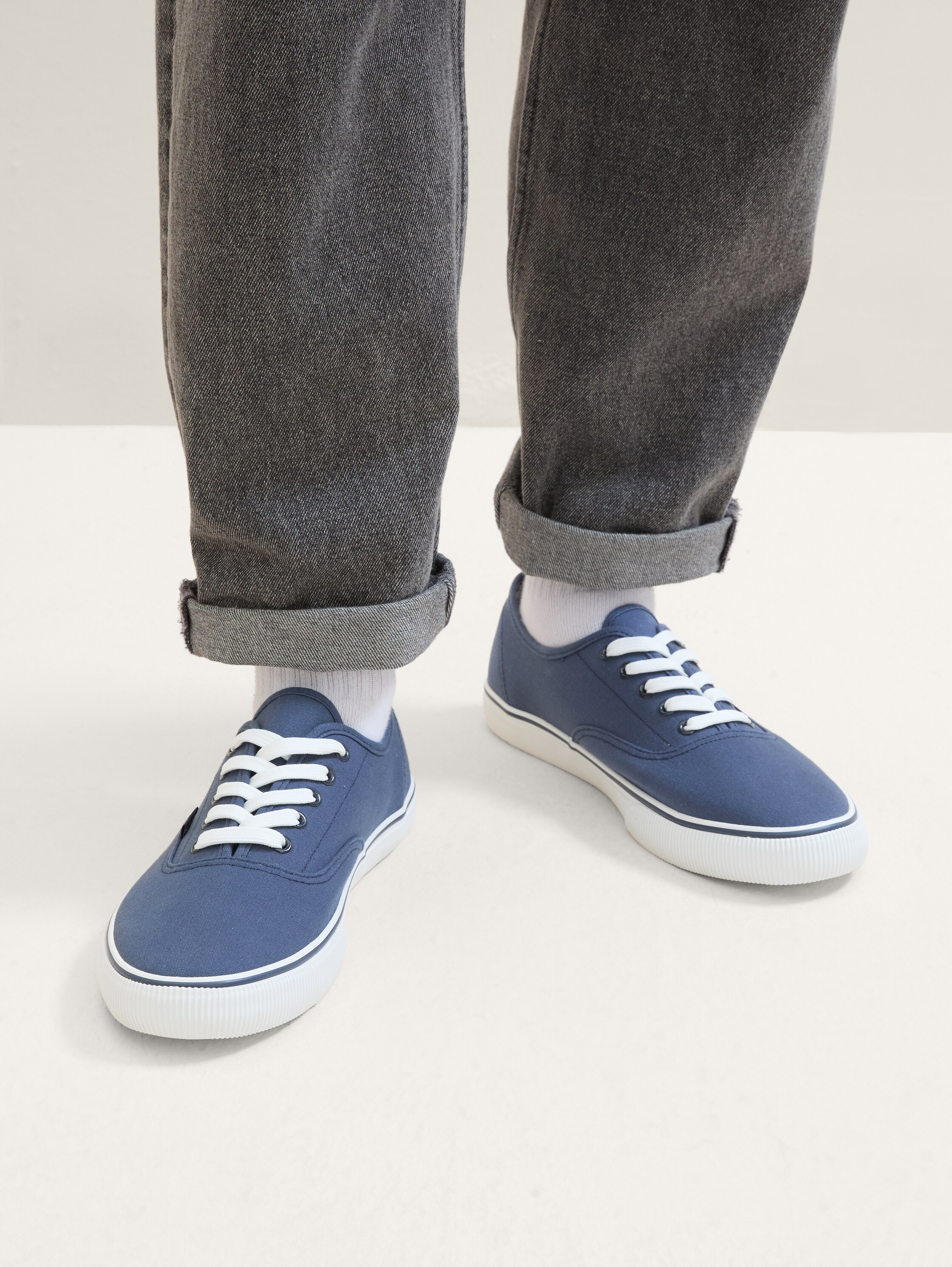 Basic Sneaker - 0