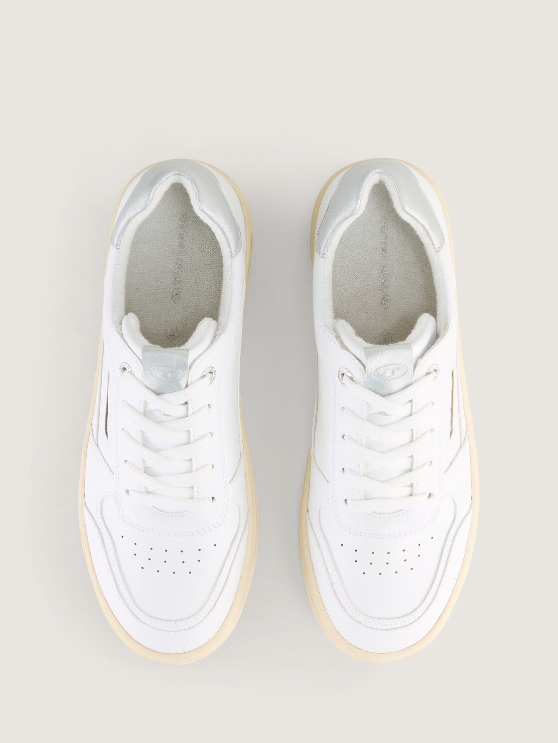 Sneaker mit Metallic-Details - white - Produkt-Ansicht von oben 