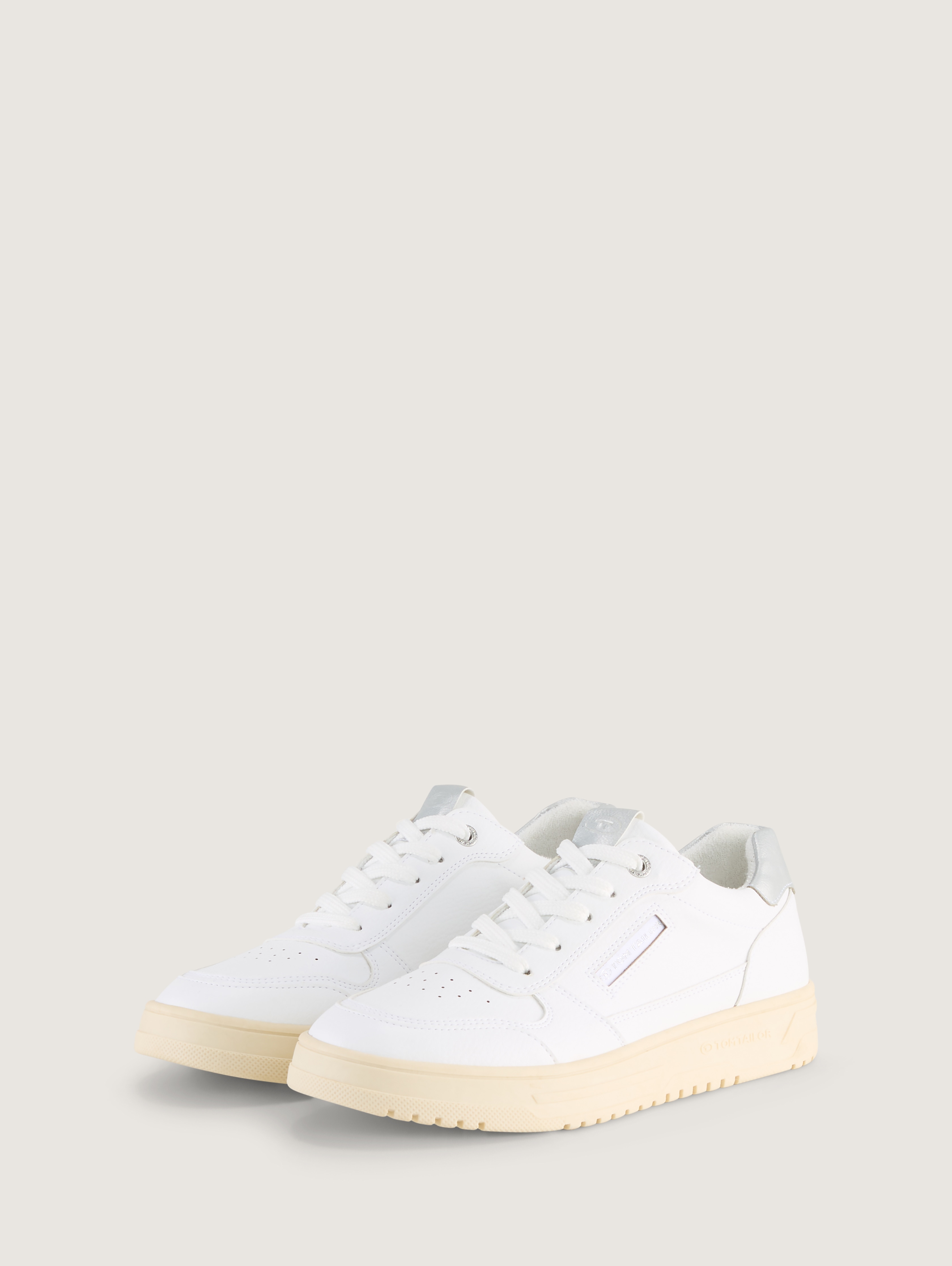 Sneaker mit Metallic-Details von Women, white