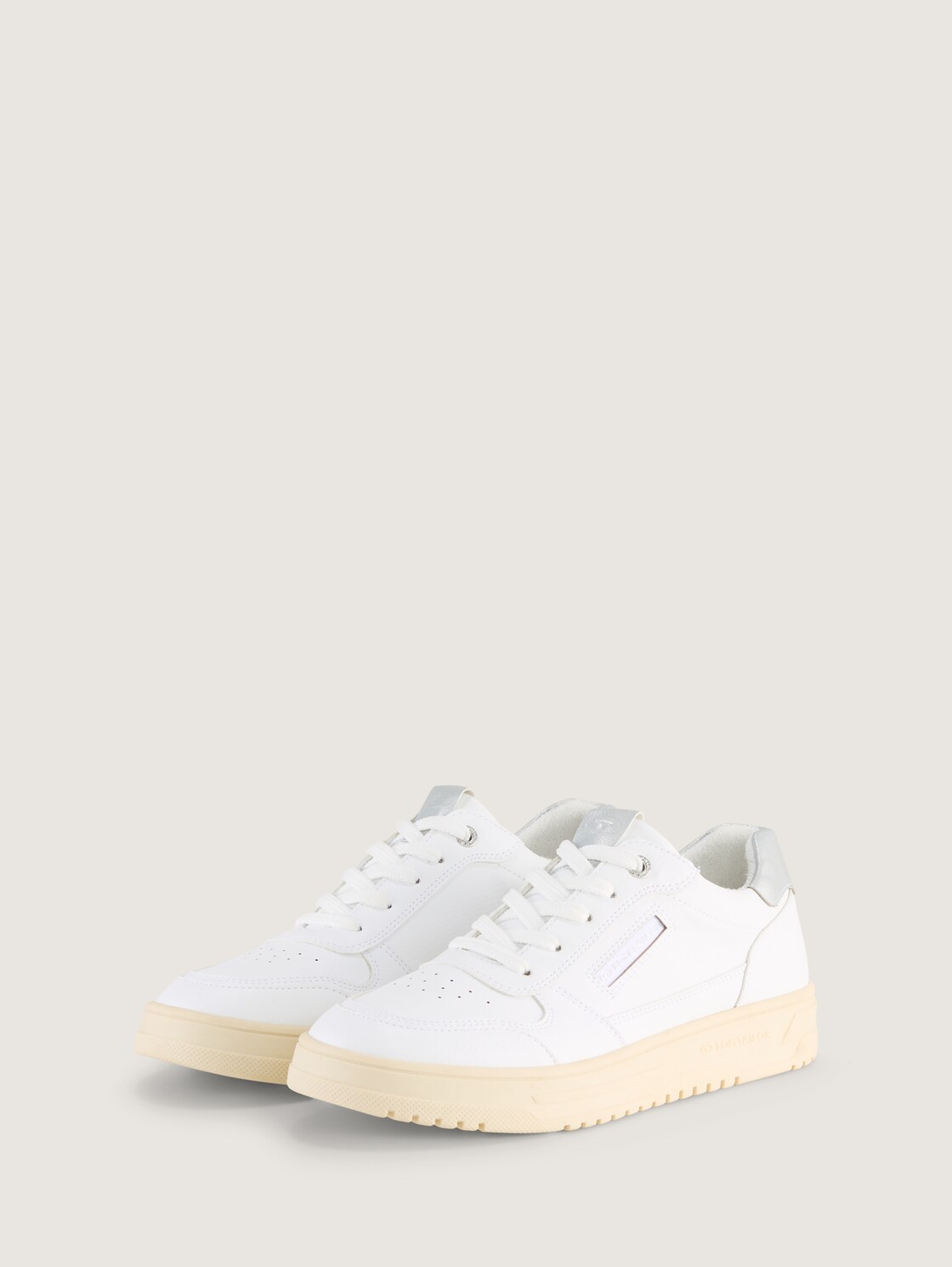 Sneaker mit Metallic-Details - white - seitliche Produkt-Ansicht