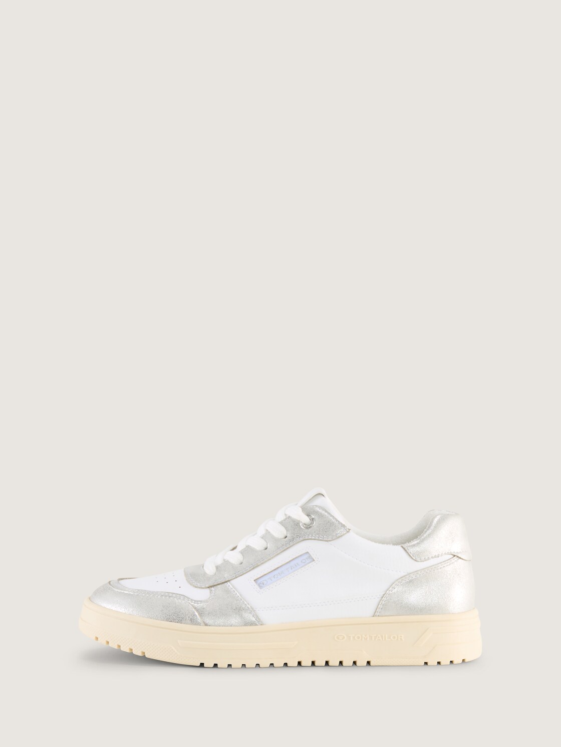 Sneaker mit Metallic-Details - Silver-white - seitliche Produkt-Ansicht