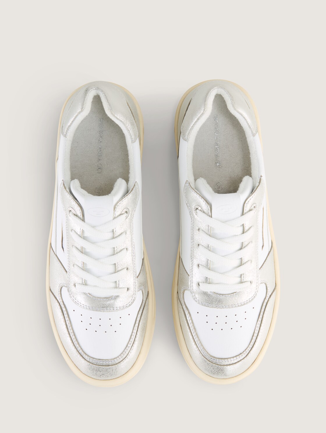 Sneaker mit Metallic-Details - Silver-white - Produkt-Ansicht von oben 