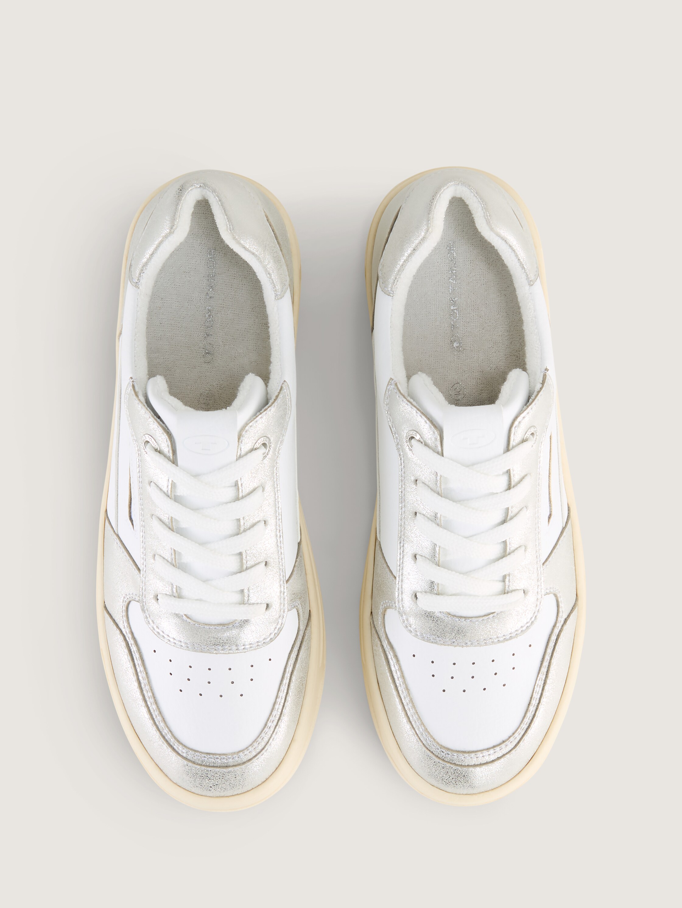 Sneaker mit Metallic-Details - silverwhite - 
