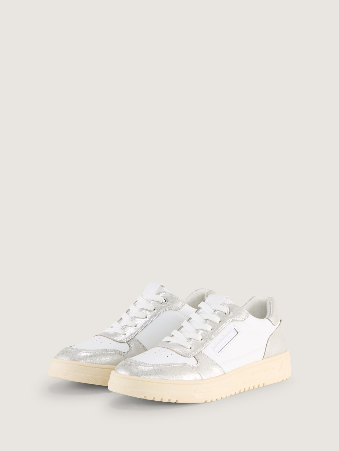 Sneaker mit Metallic-Details - Silver-white - seitliche Produkt-Ansicht