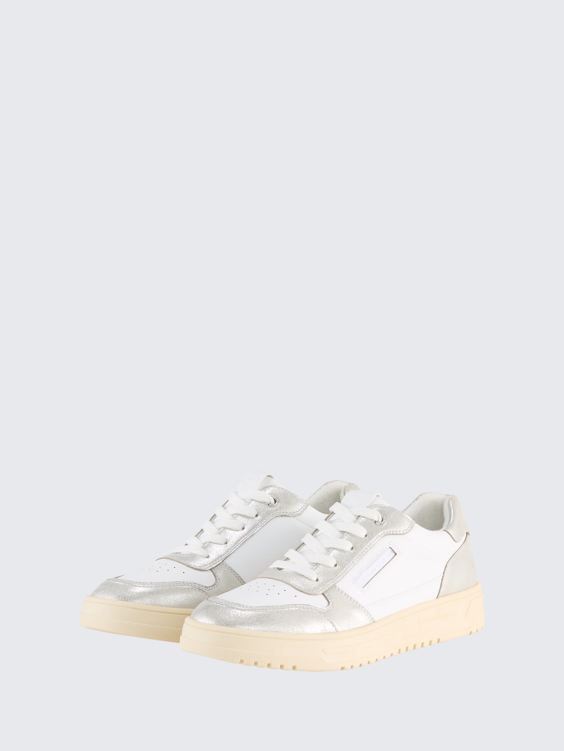 Sneaker mit Metallic-Details - Silver-white - seitliche Produkt-Ansicht