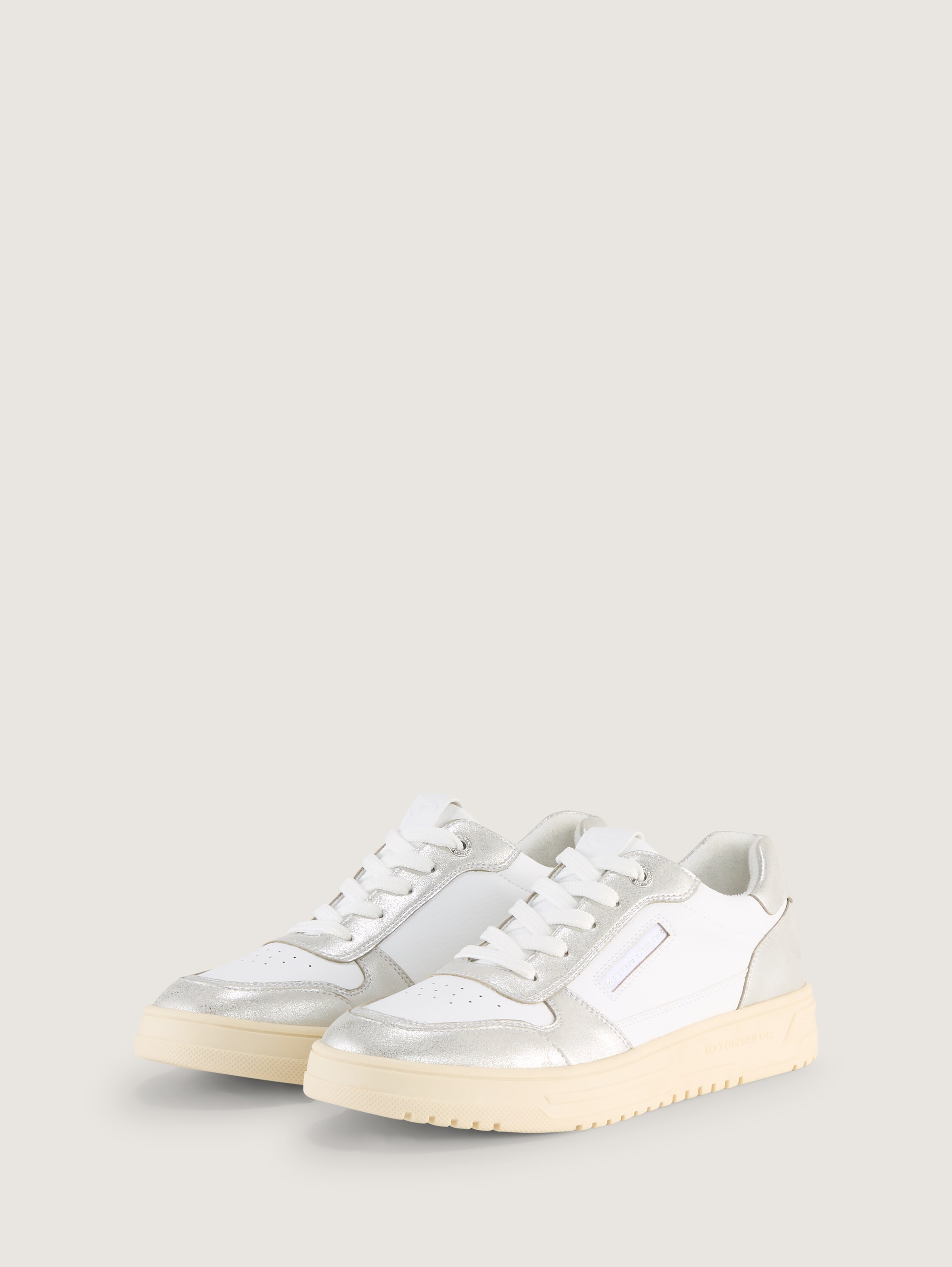 Sneaker mit Metallic-Details - silverwhite - 